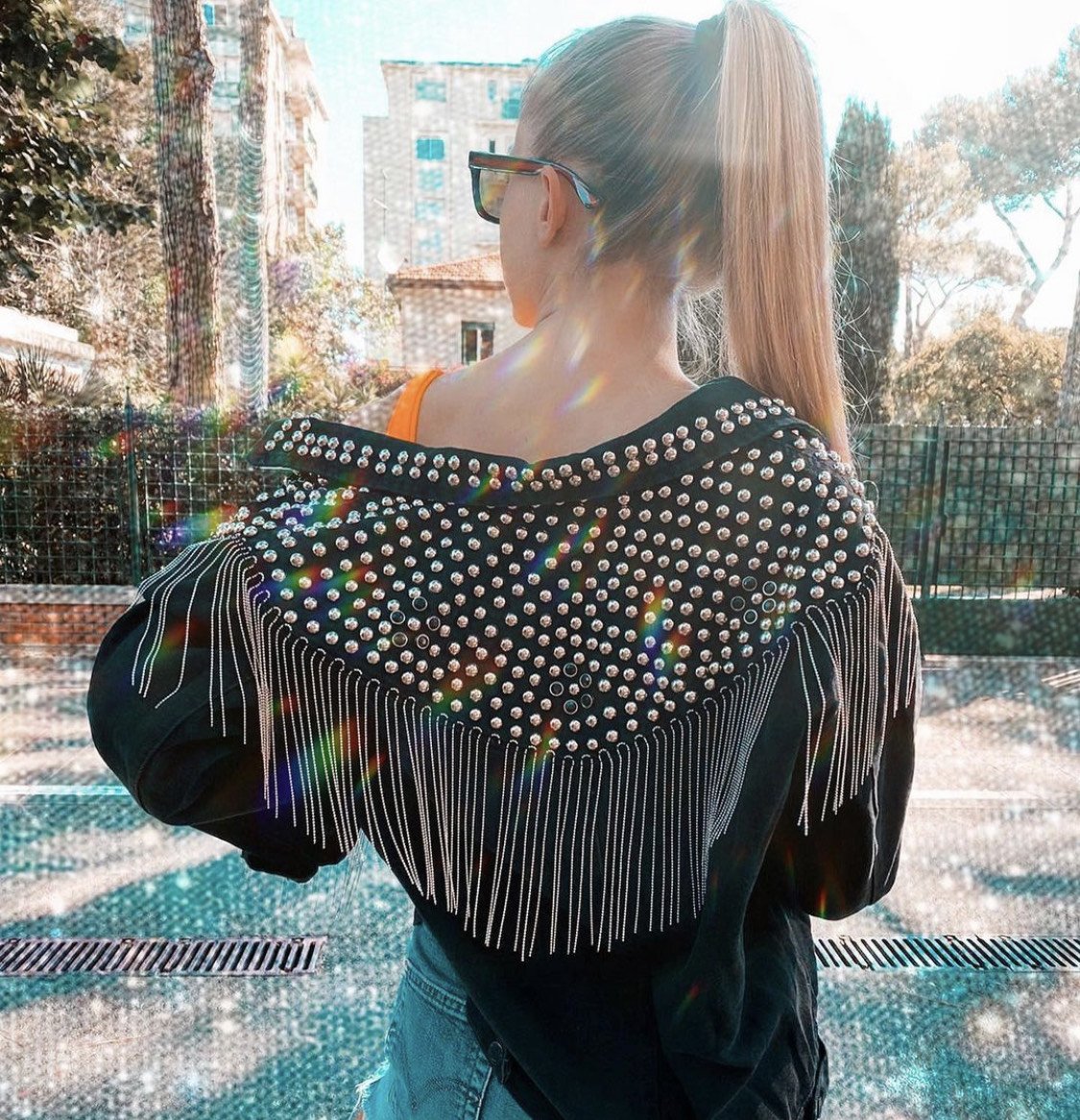 Giacca nera oversize con borchie e frange