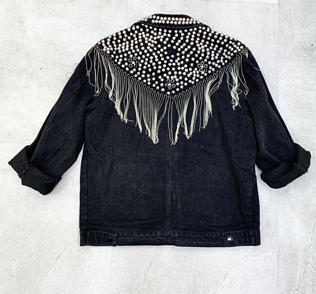 Giacca nera oversize con borchie e frange