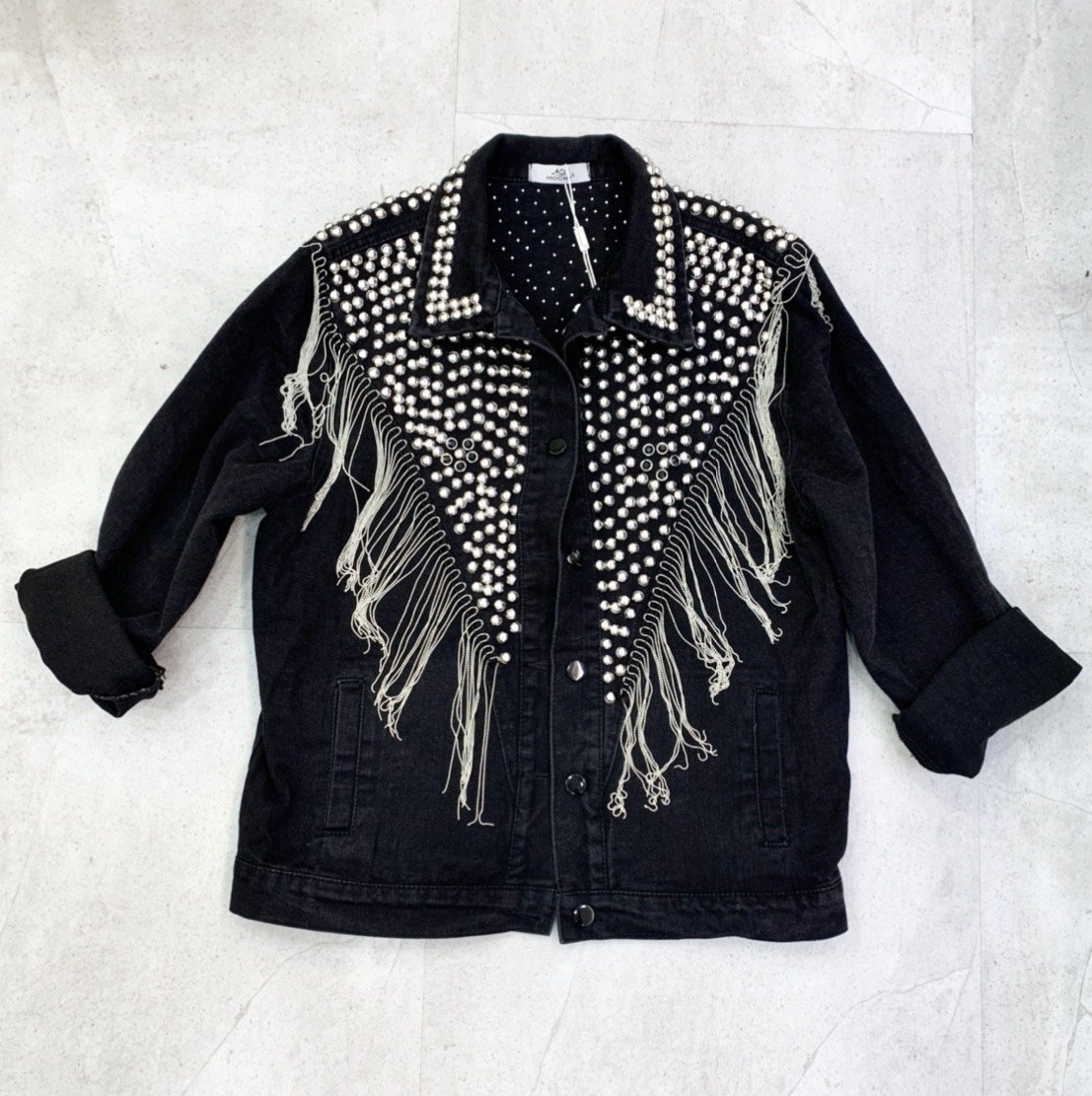 Giacca nera oversize con borchie e frange