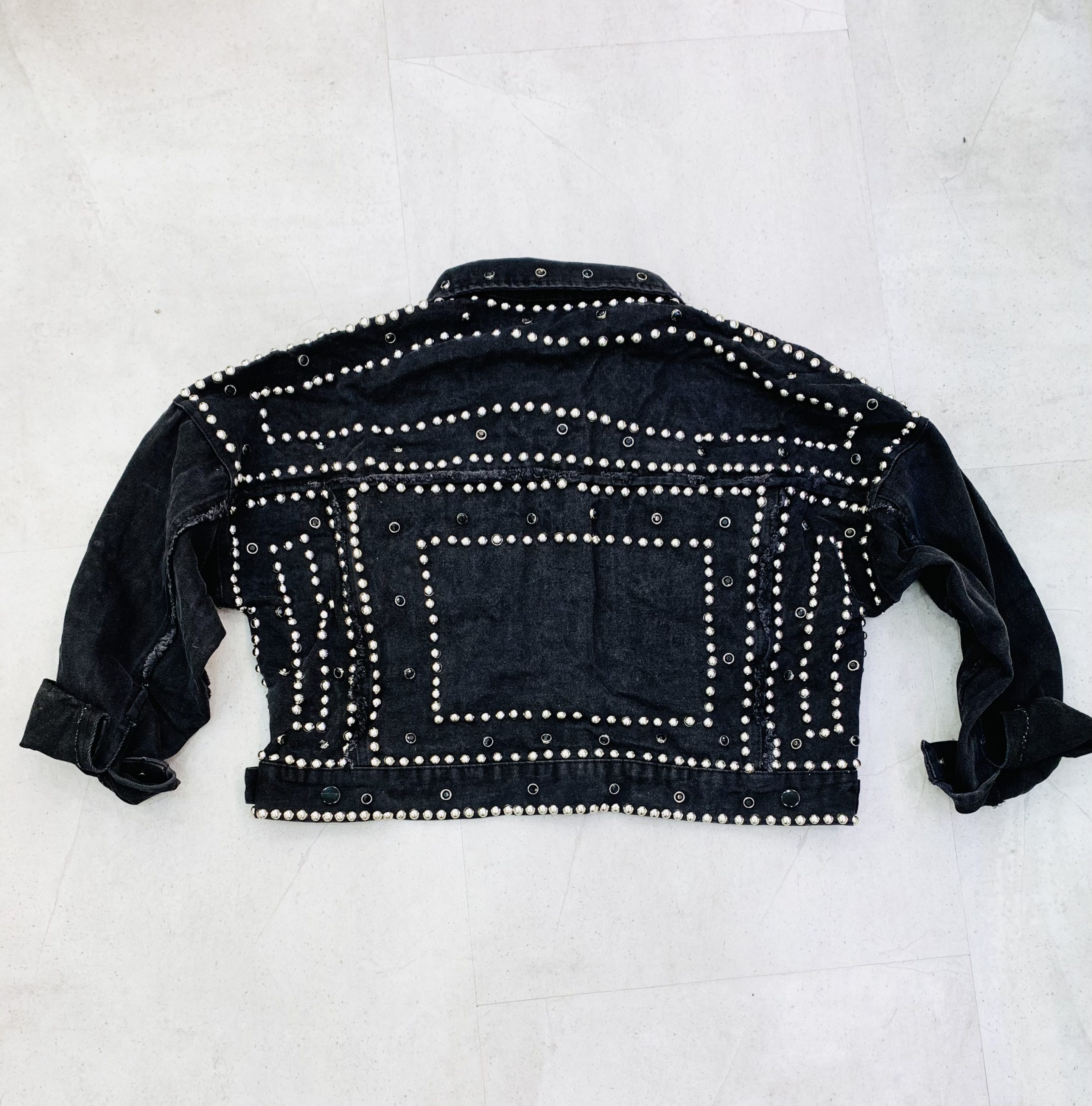 Giacca nera oversize con borchie argento e nere