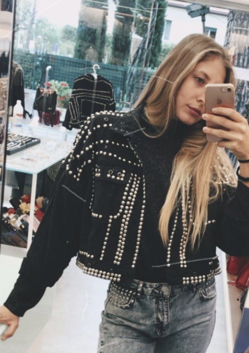 Giacca nera oversize con borchie argento e nere