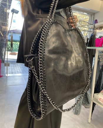 Borsa in pelle laminata con catena sul profilo misura grande