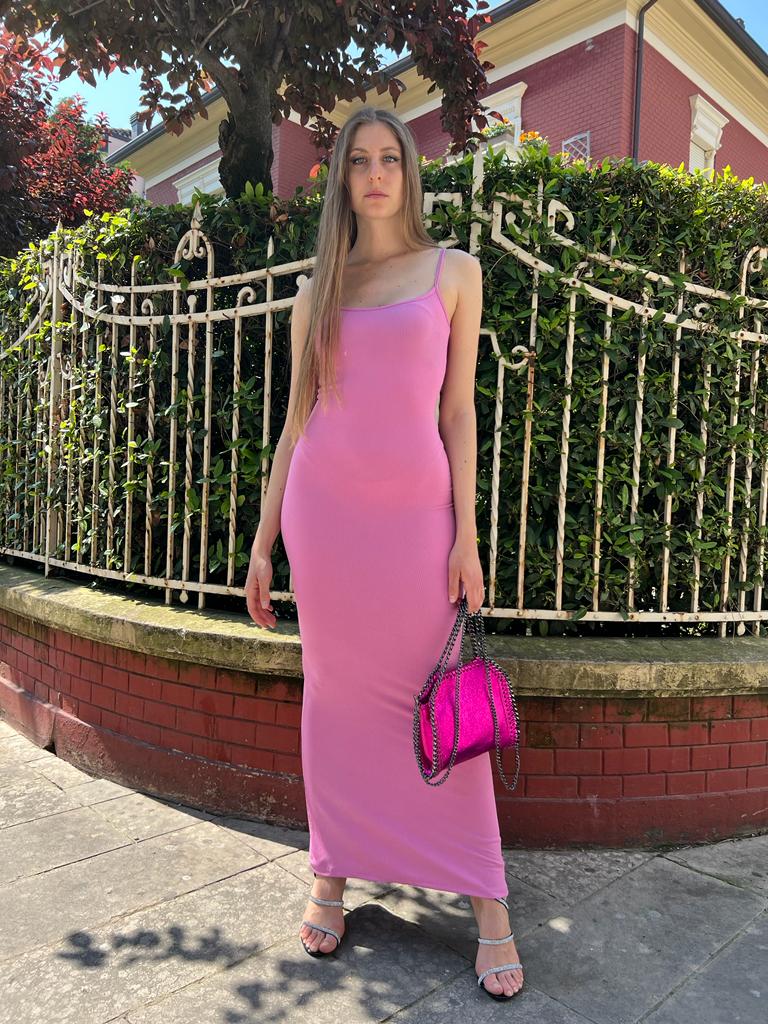 Abito lungo a costine rosa aderente effetto modellante