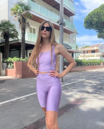 Completo lilla con top e pantaloni a ciclista