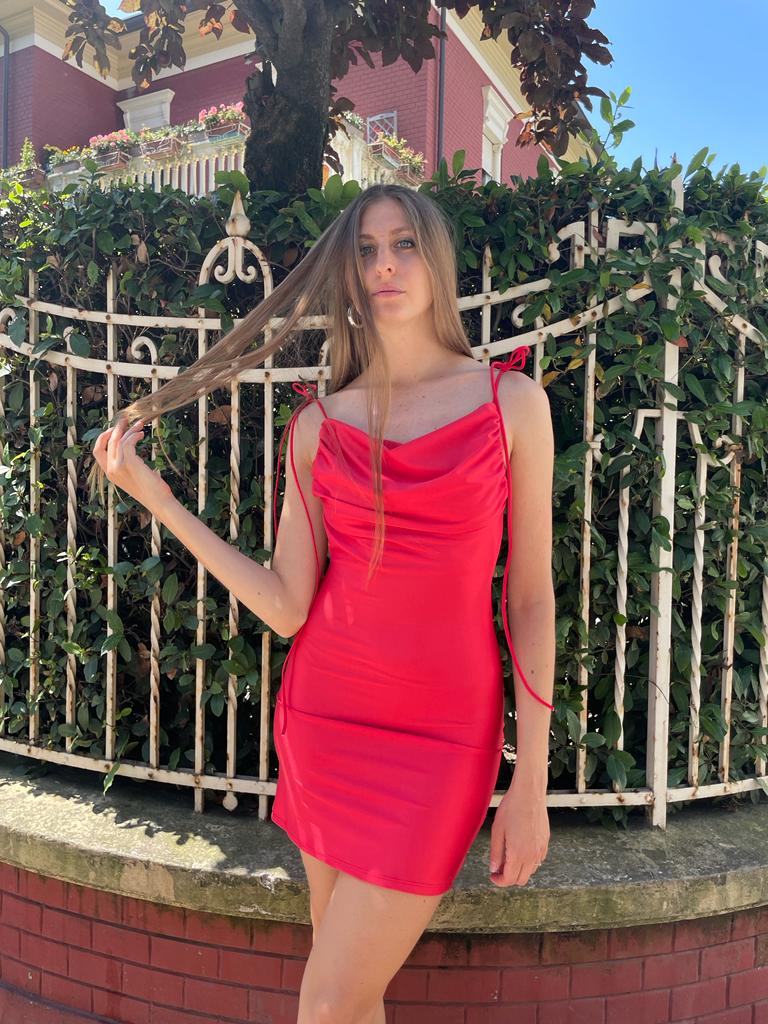 Abitino con lacci e arricciatura sulla schiena rosso