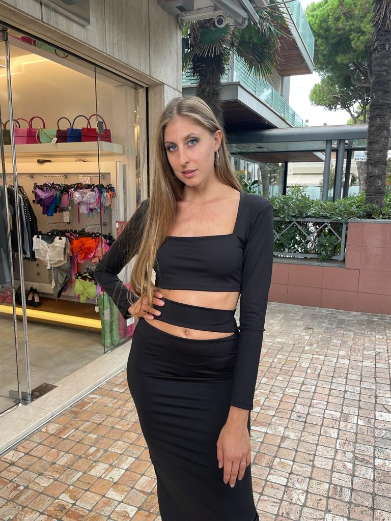 Completo nero a maniche lunghe cut out con gonna lunga