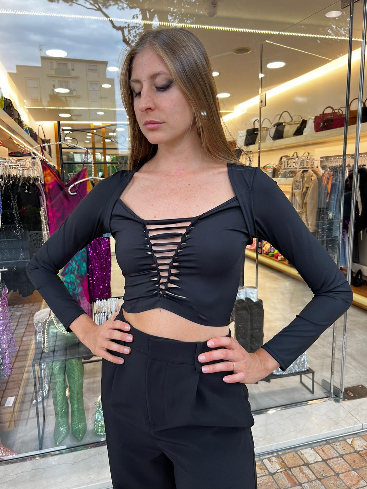 Maglia nera a maniche lunghe cropped con tagli