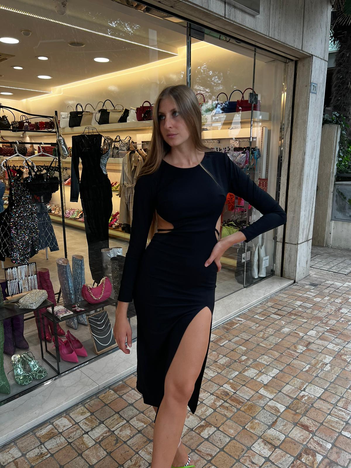 Abito nero a maniche lunghe schiena scoperta