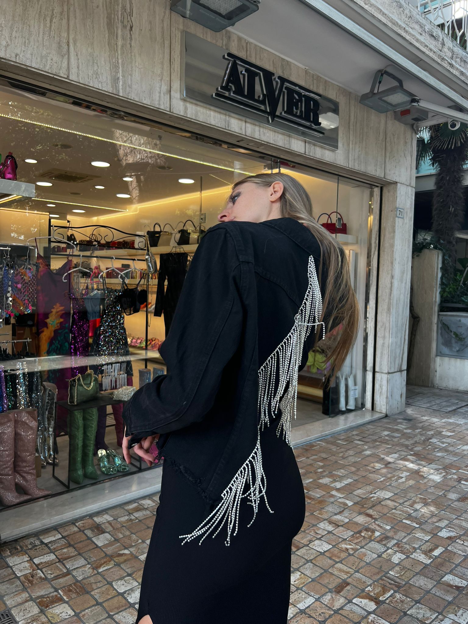 Giacca oversize di jeans nero con frange di strass sulla schiena