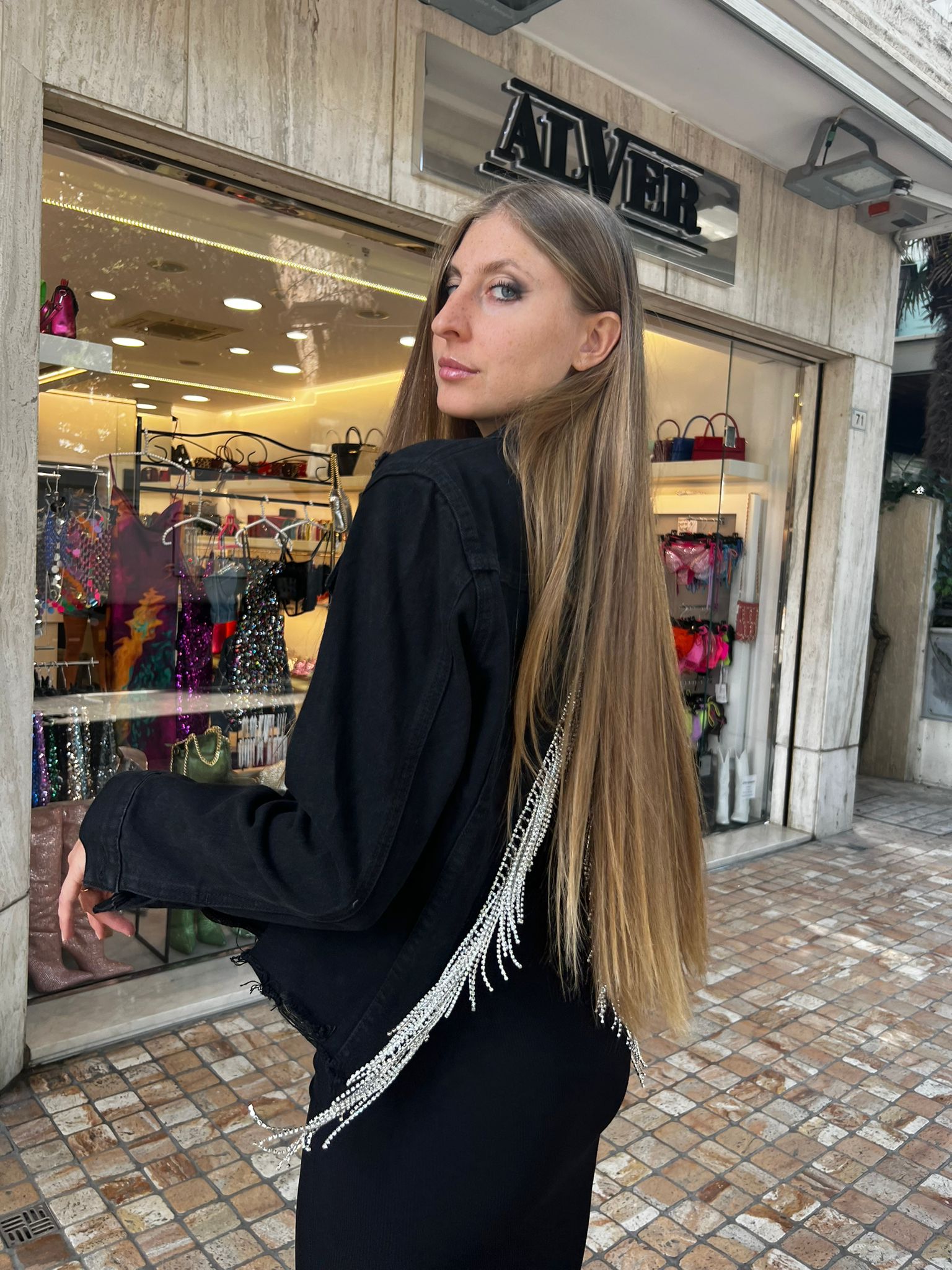 Giacca oversize di jeans nero con frange di strass sulla schiena