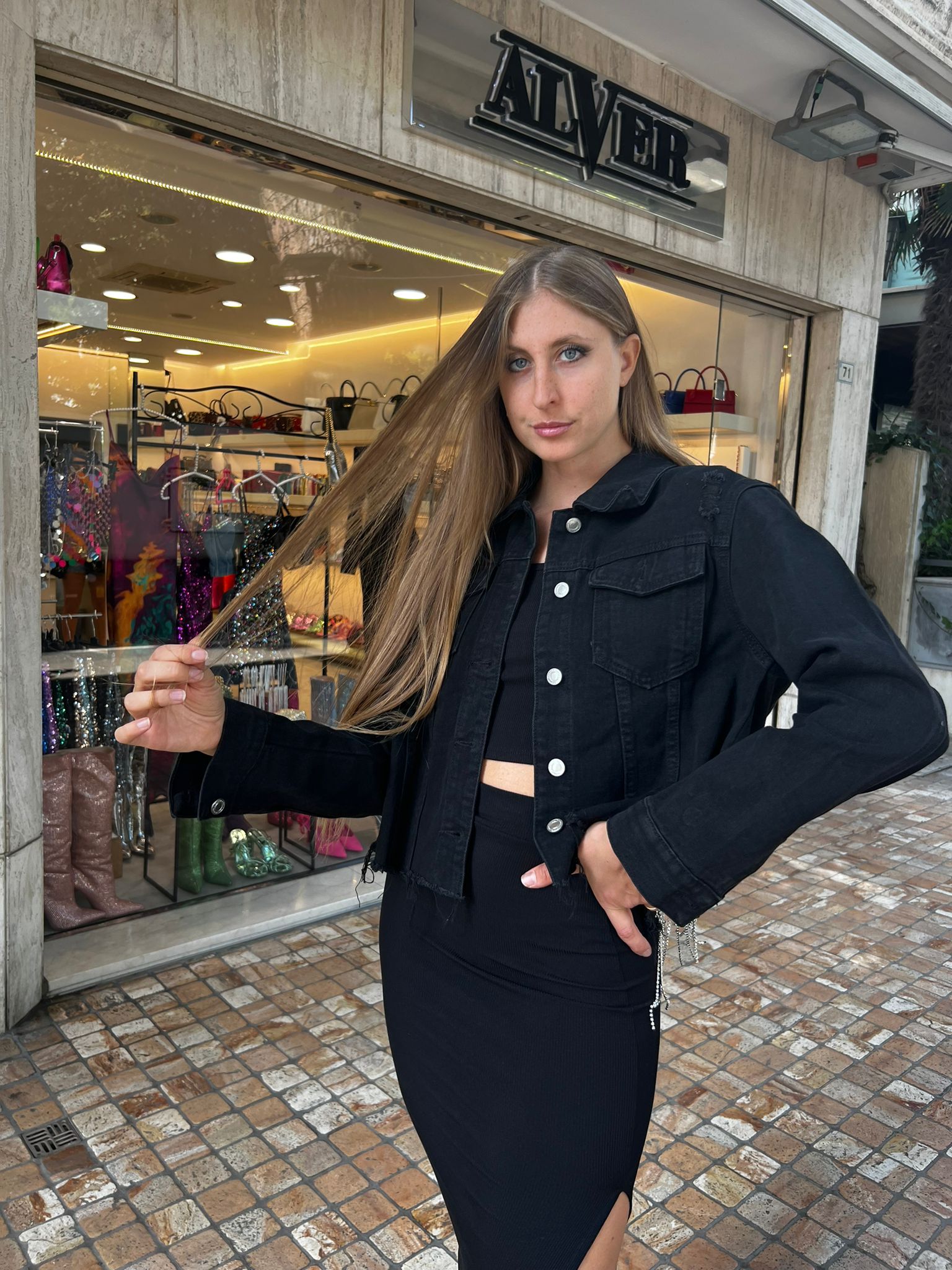 Giacca oversize di jeans nero con frange di strass sulla schiena