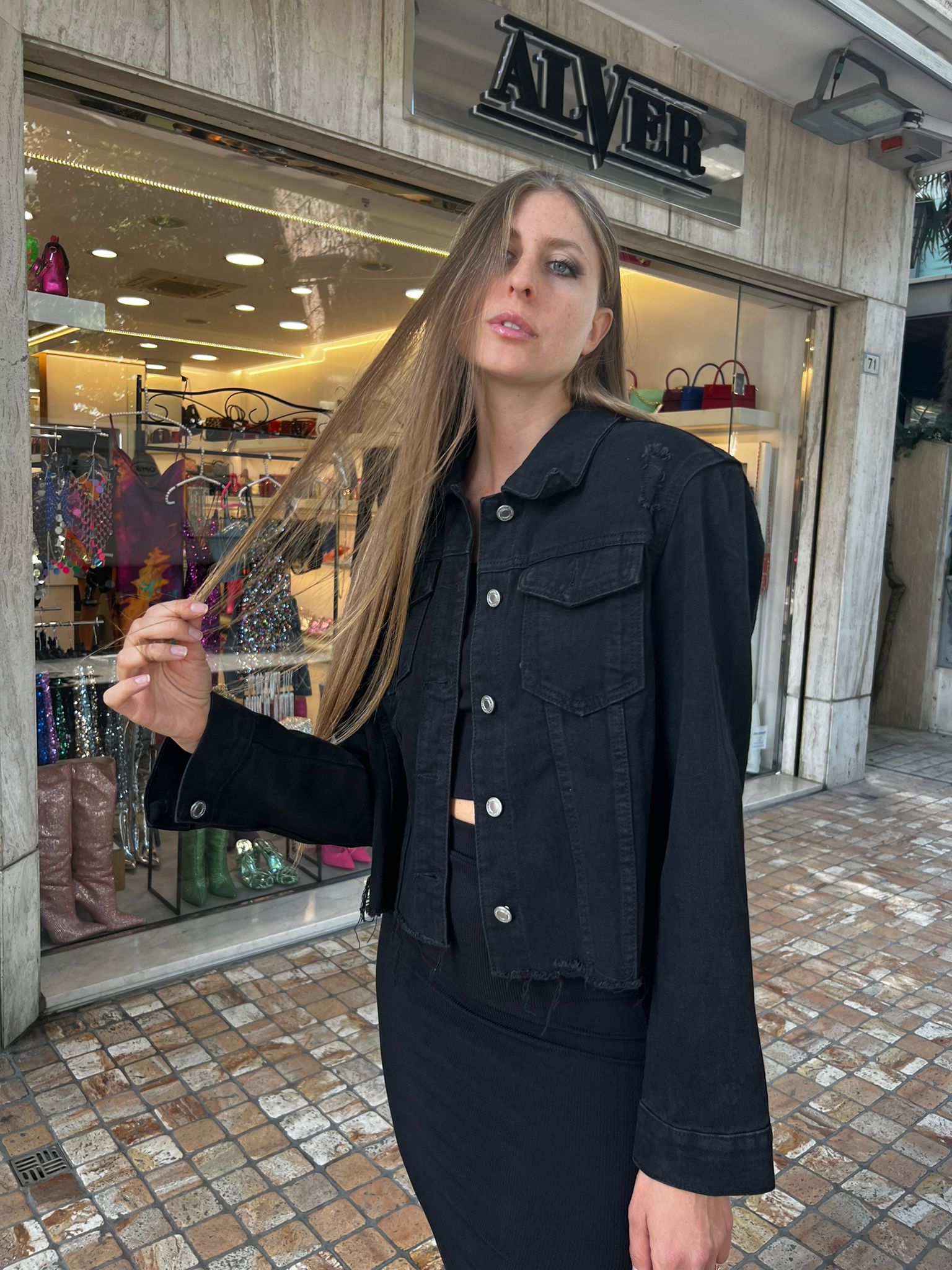 Giacca oversize di jeans nero con frange di strass sulla schiena