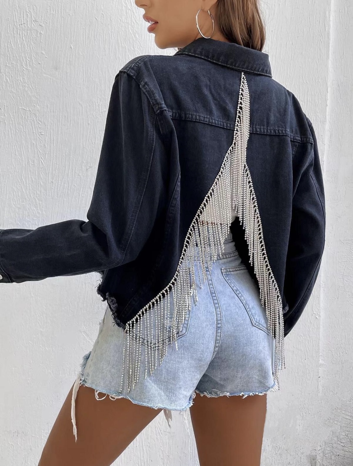 Giacca oversize di jeans nero con frange di strass sulla schiena