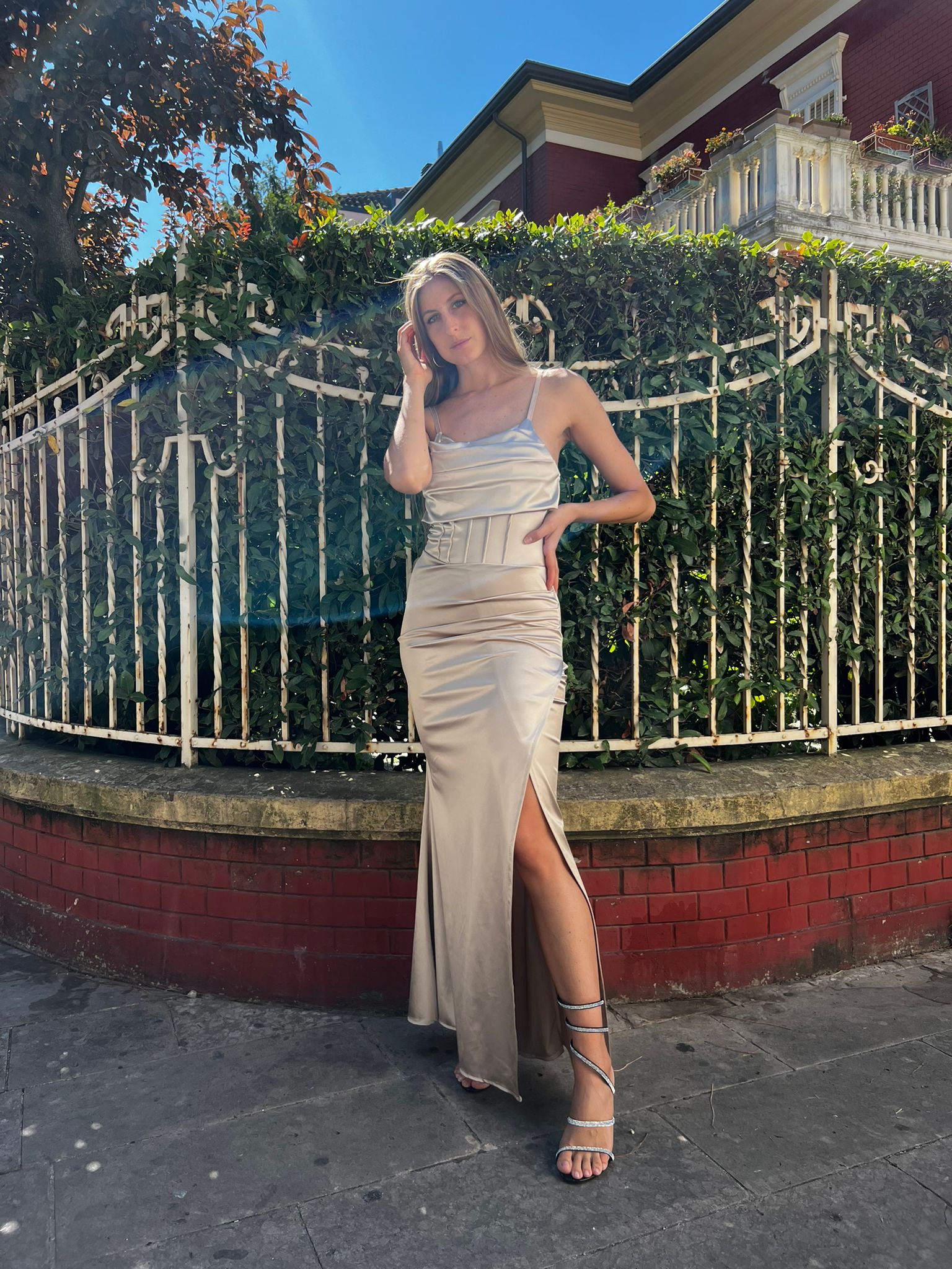 Abito champagne lungo effetto bustier con drappeggio frontale e spacco