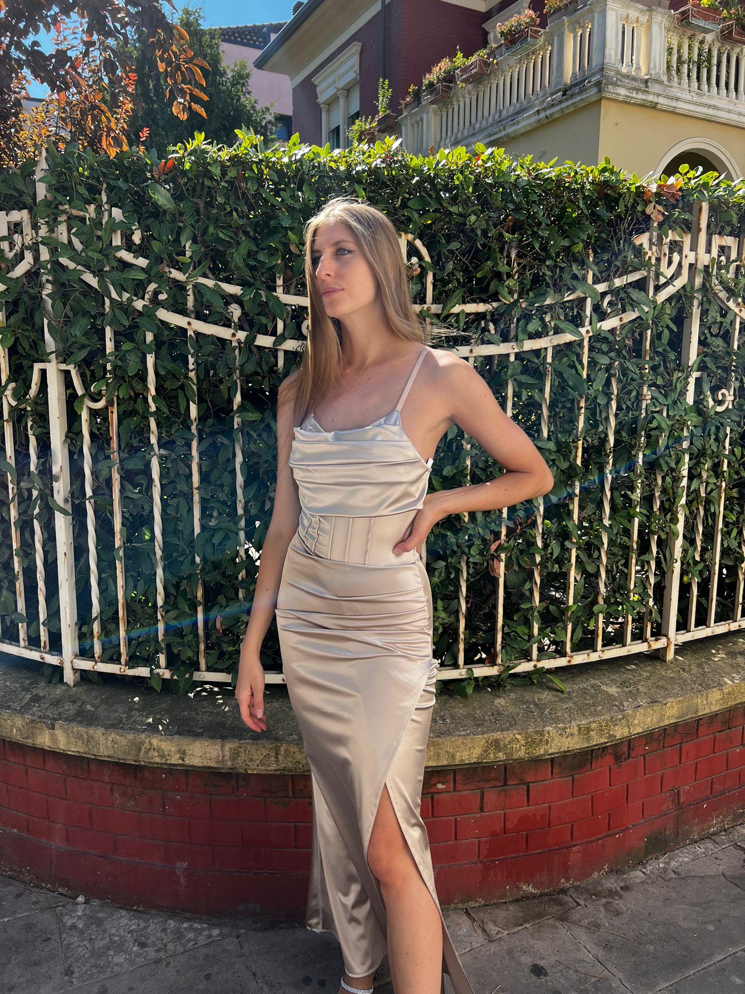 Abito champagne lungo effetto bustier con drappeggio frontale e spacco