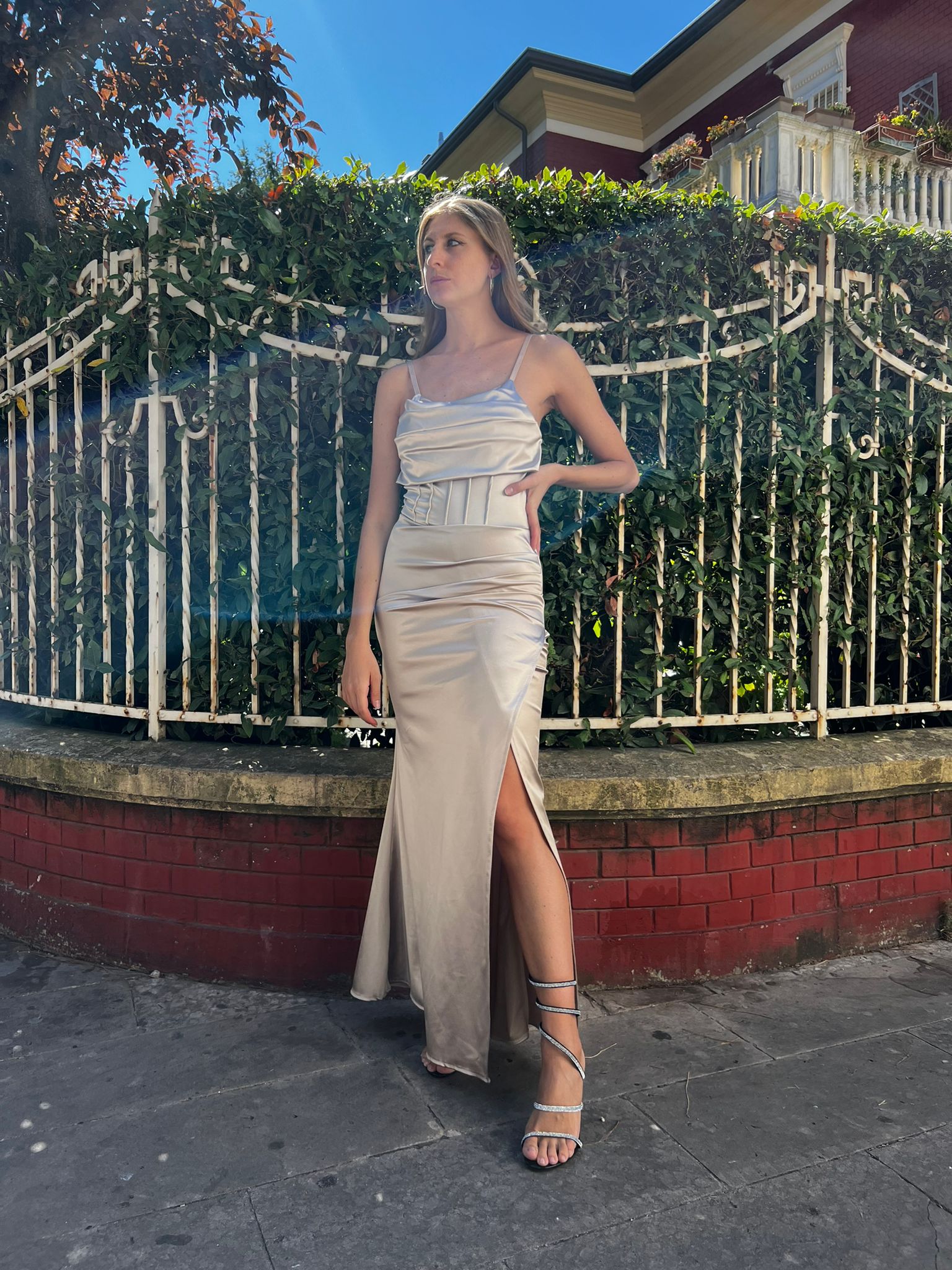 Abito champagne lungo effetto bustier con drappeggio frontale e spacco