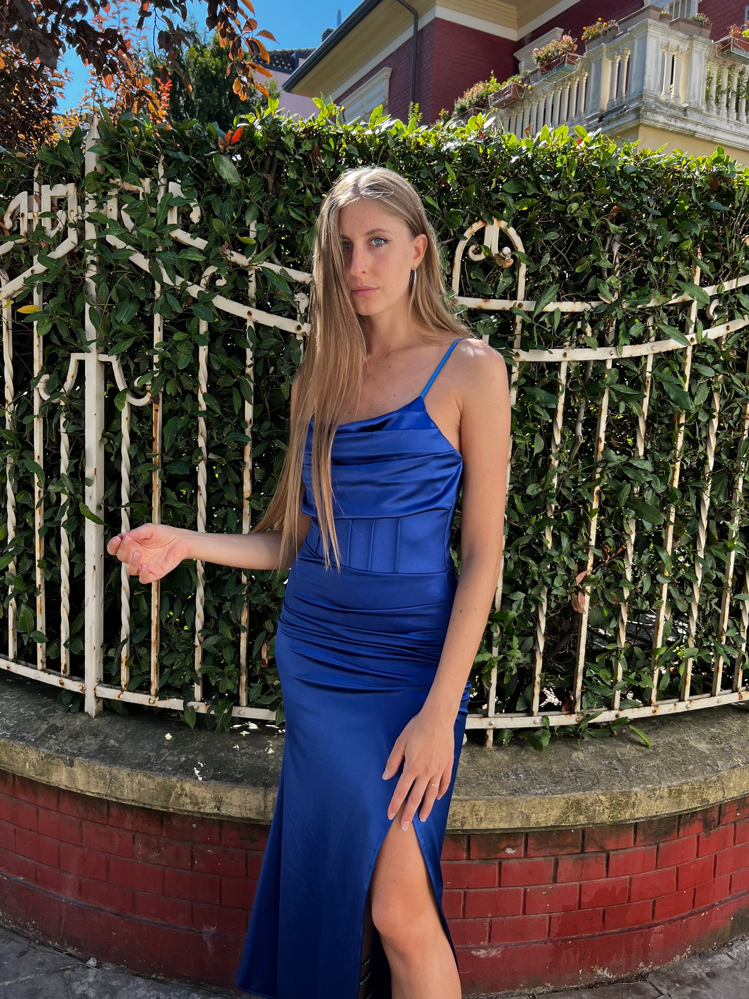 Abito blu elettrico lungo effetto bustier con drappeggio frontale e spacco
