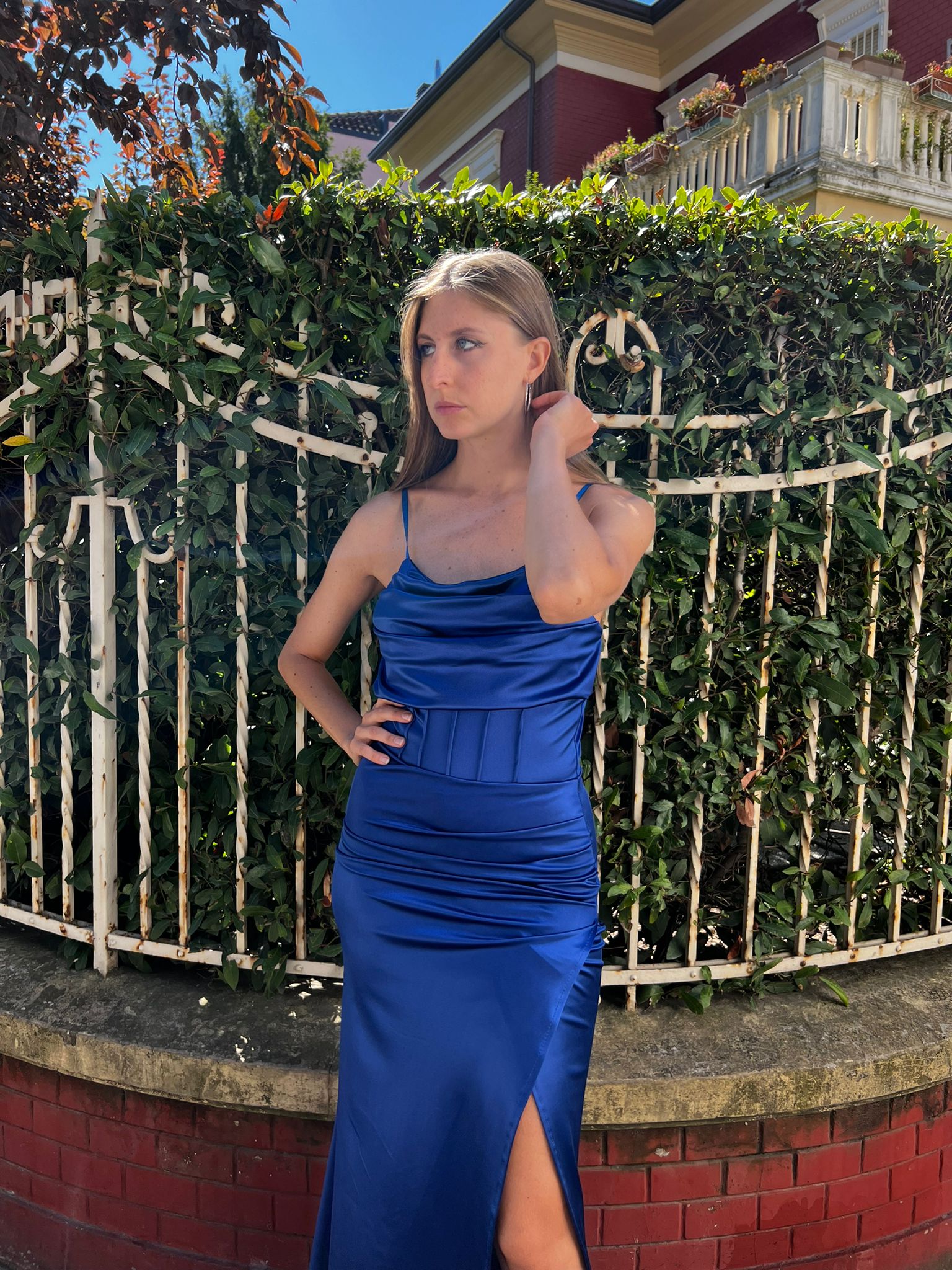 Abito blu elettrico lungo effetto bustier con drappeggio frontale e spacco