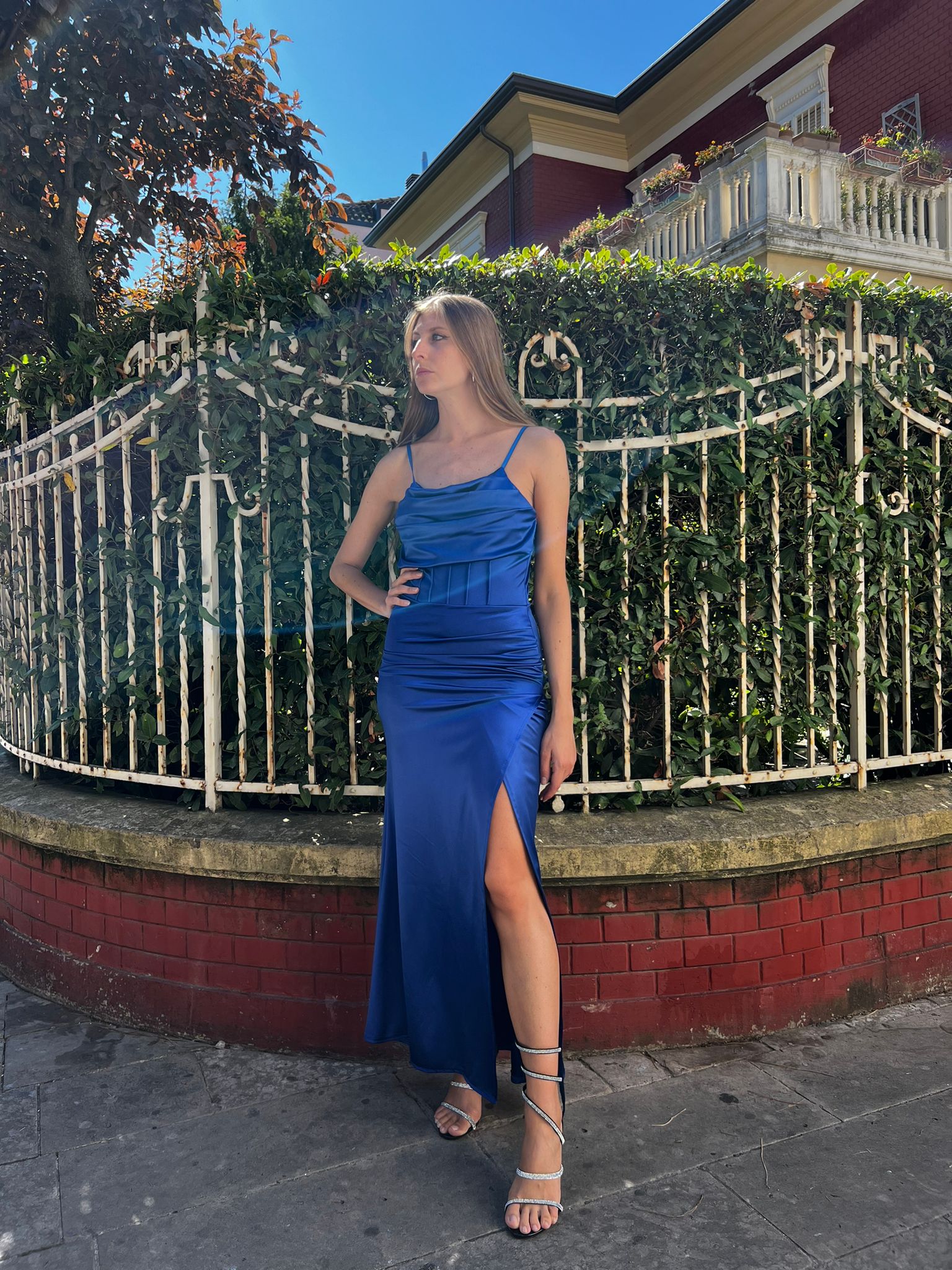 Abito blu elettrico lungo effetto bustier con drappeggio frontale e spacco