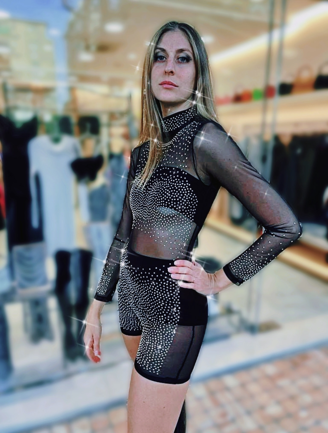 Tutina trasparente nera a maniche lunghe con borchiette