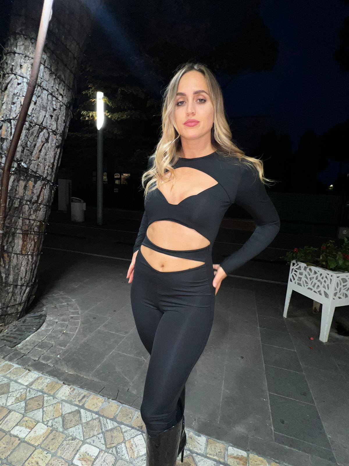 Tuta nera a maniche lunghe cut out