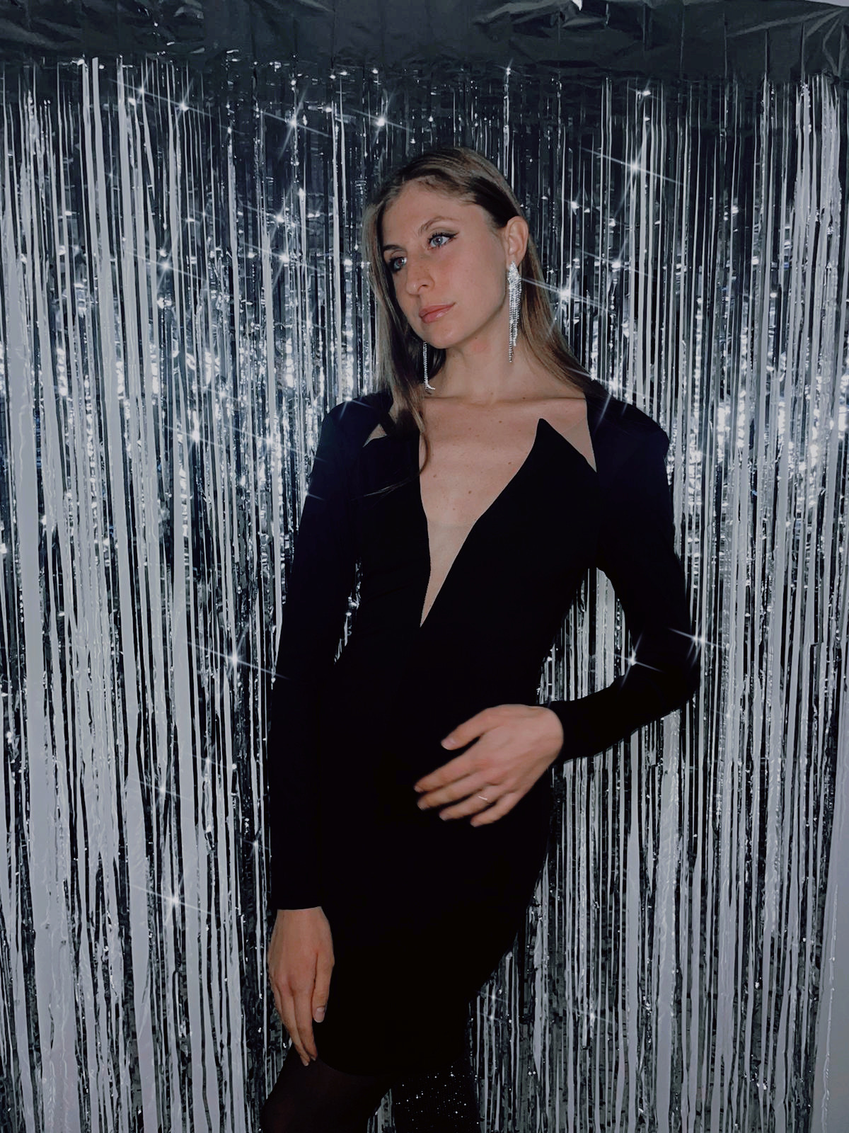 Abitino nero scollo a “V” con parti in tulle