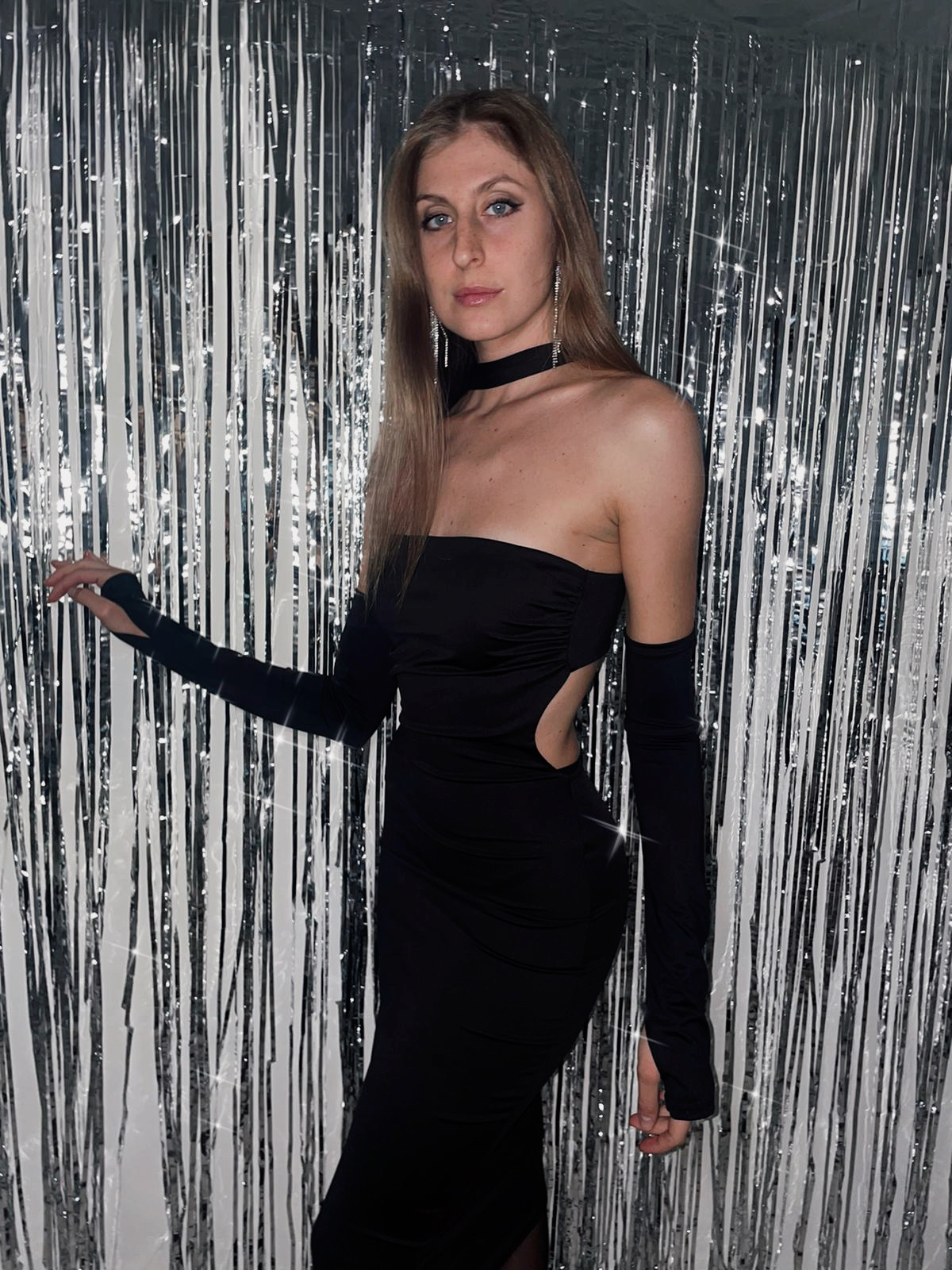 Abito nero midi cut out con manicotti