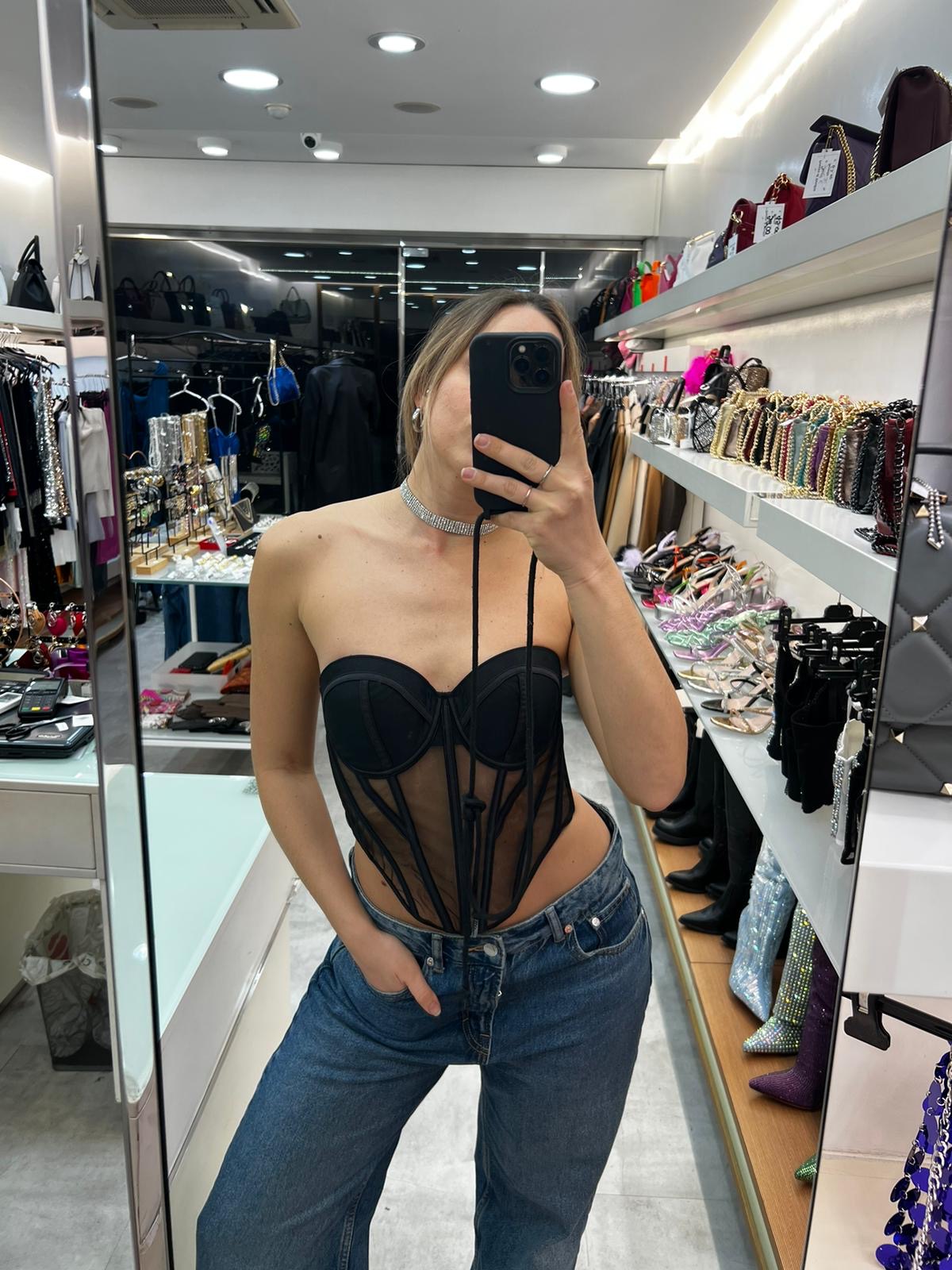 Top a bustino nero steccato con tulle