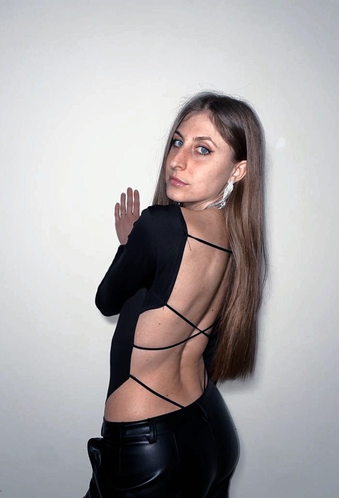 Body nero a maniche lunghe con schiena scoperta e strighe