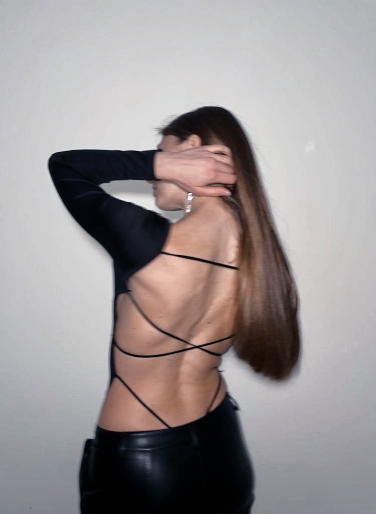 Body nero a maniche lunghe con schiena scoperta e strighe