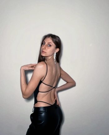 Body nero con schiena scoperta e stringhe