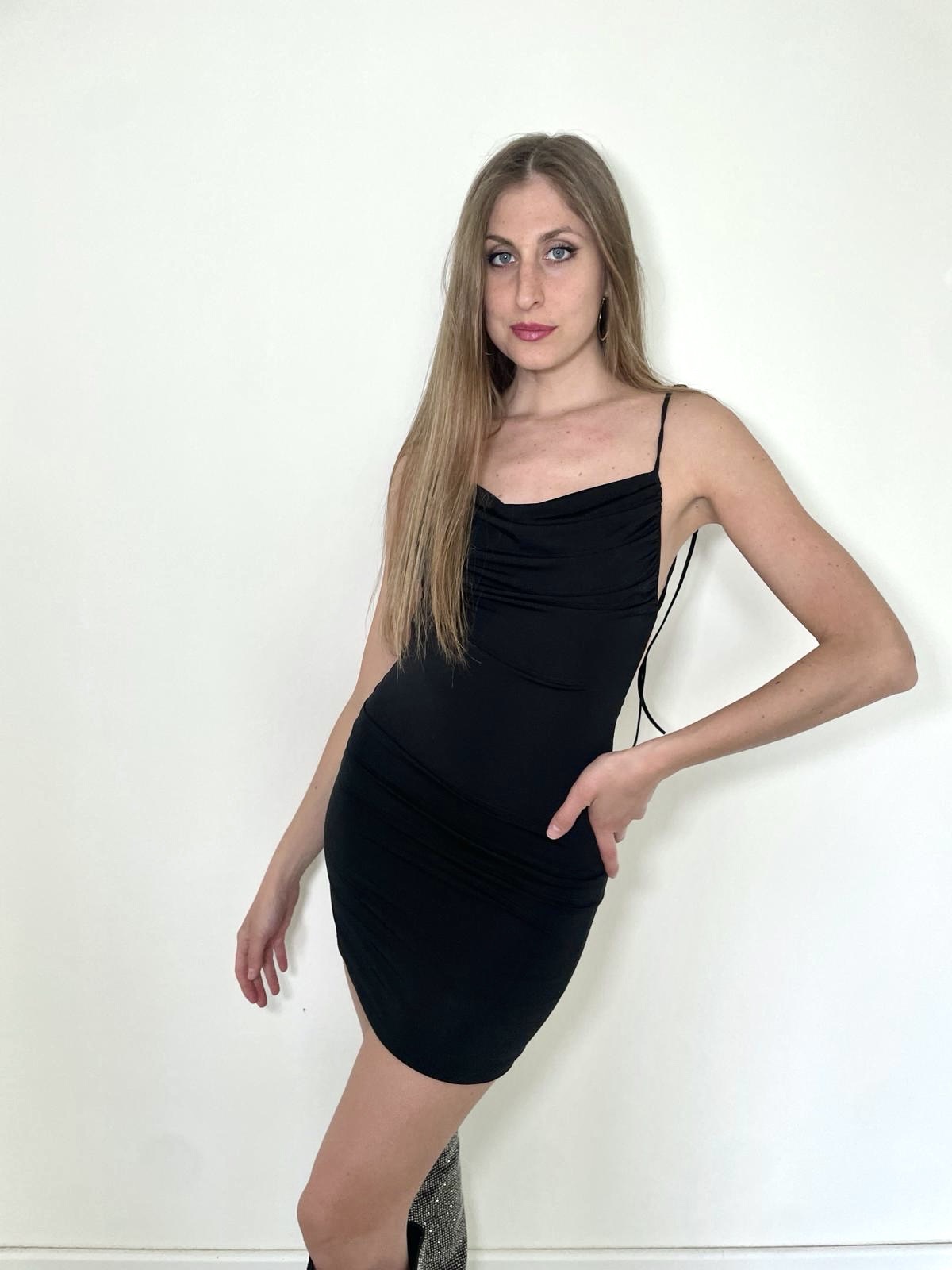 Abitino con lacci e arricciatura sulla schiena nero