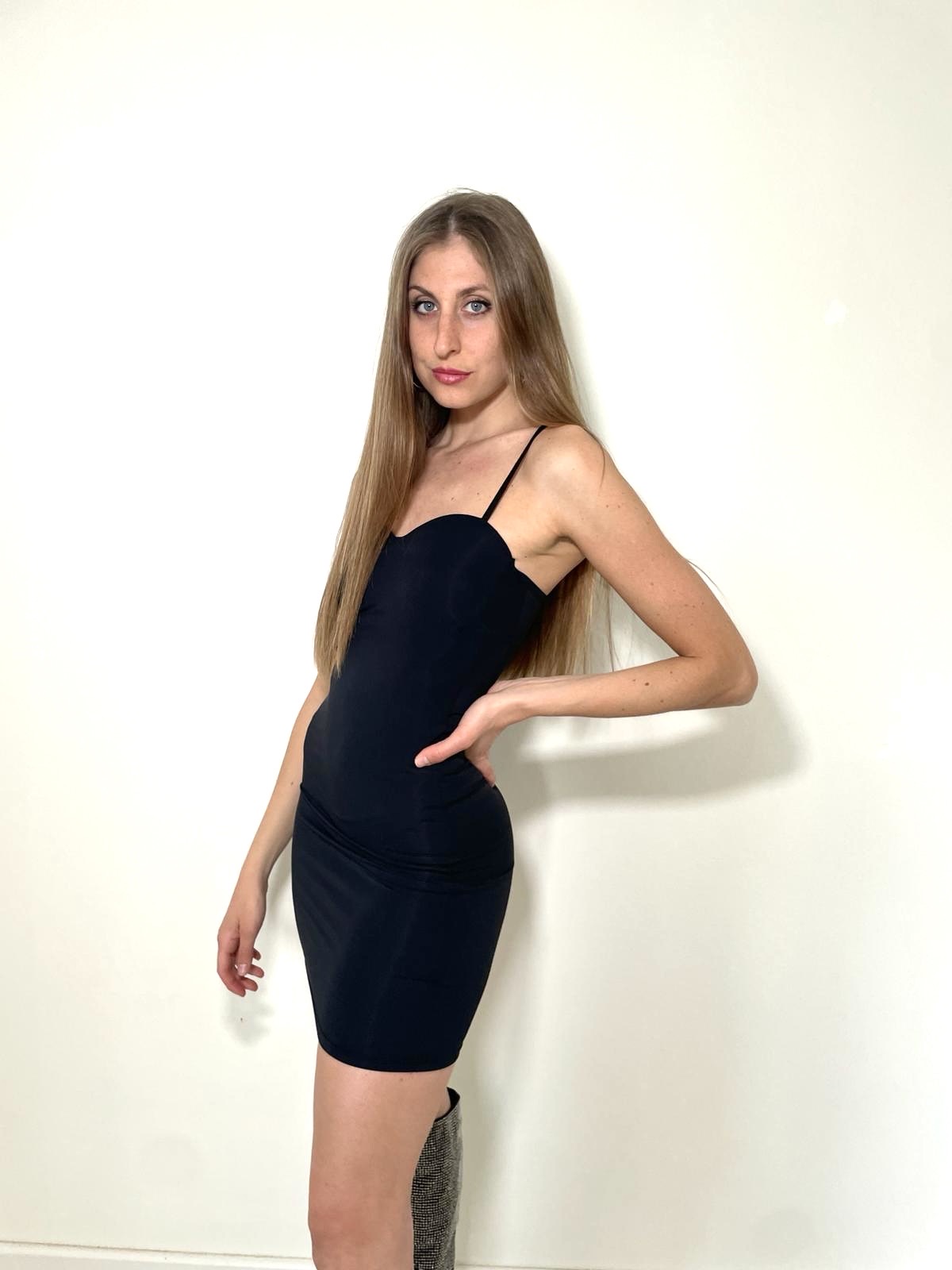 Abitino a tubino nero con coppe in lycra