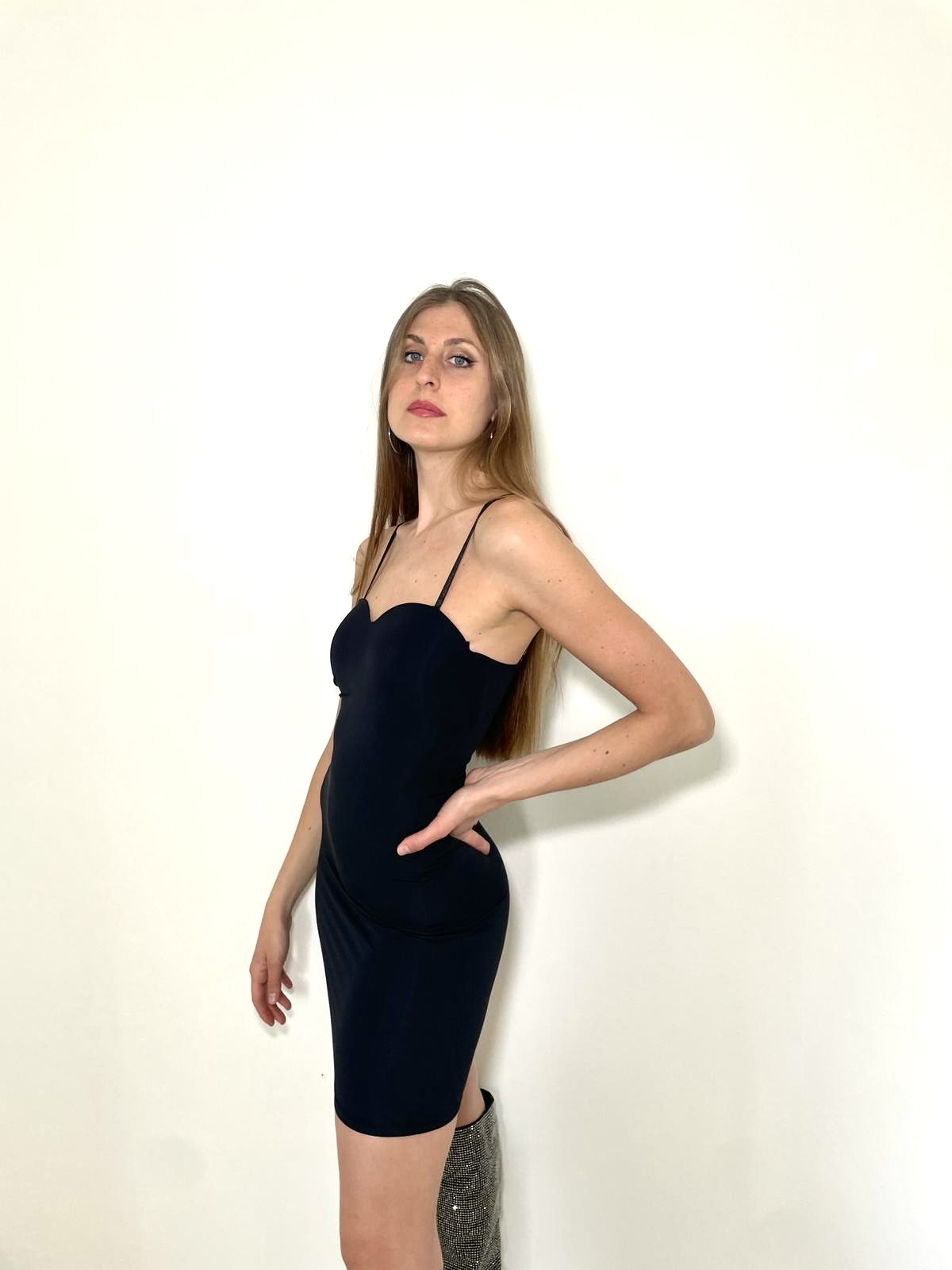 Abitino a tubino nero con coppe in lycra