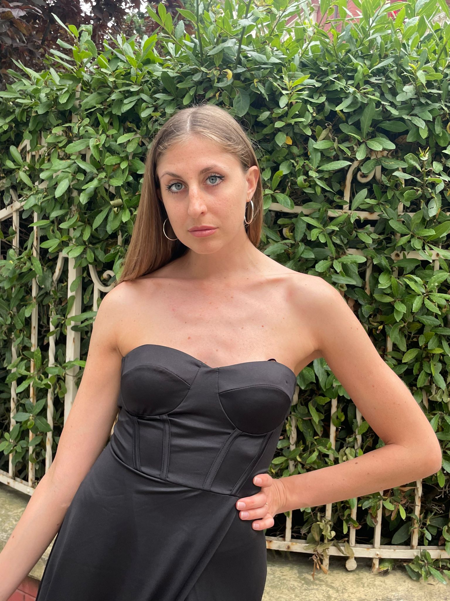 Abito nero effetto bustino con spacco e gonna ampia