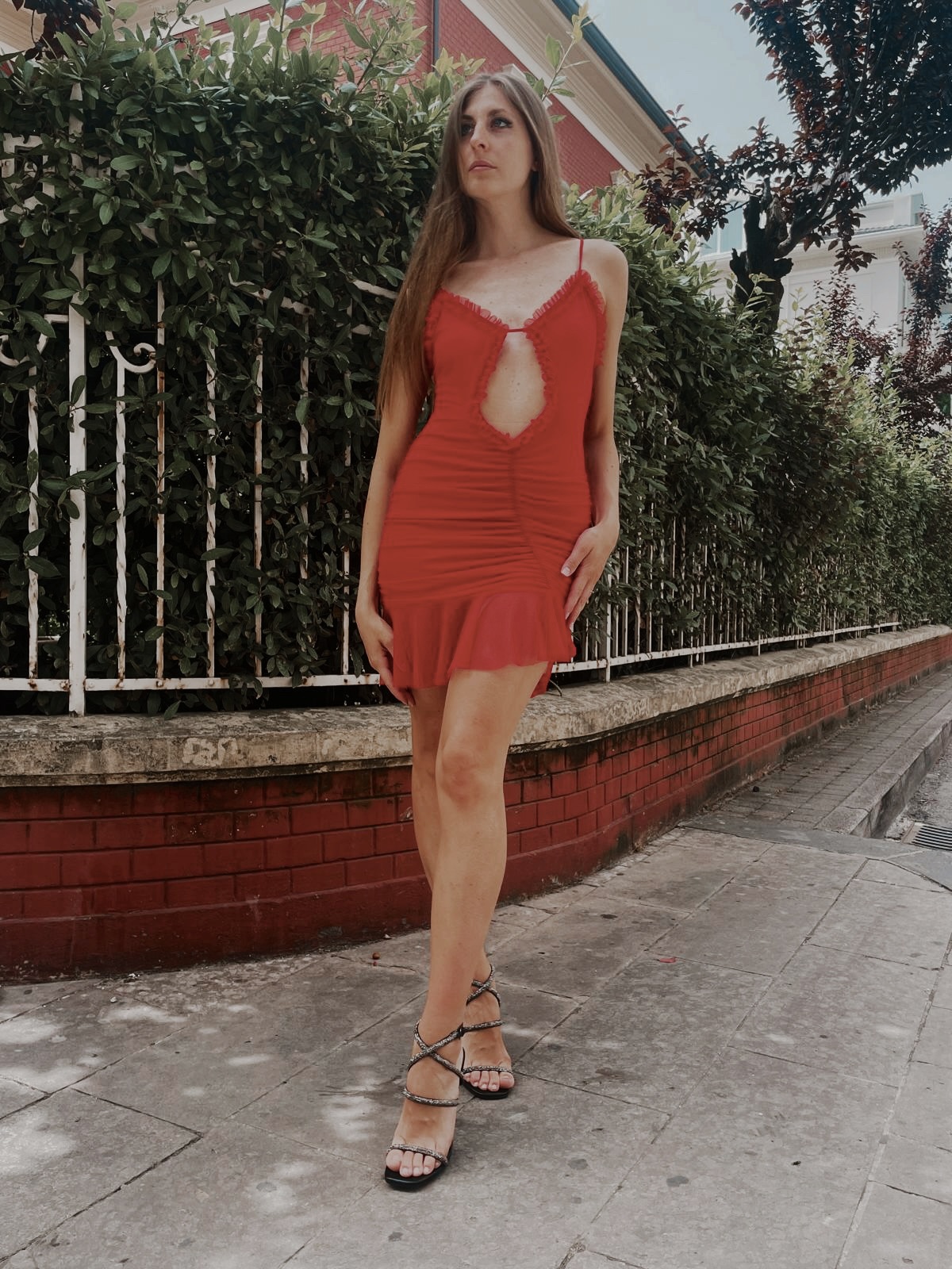 Abitino rosso con frappe e arricciature cut out