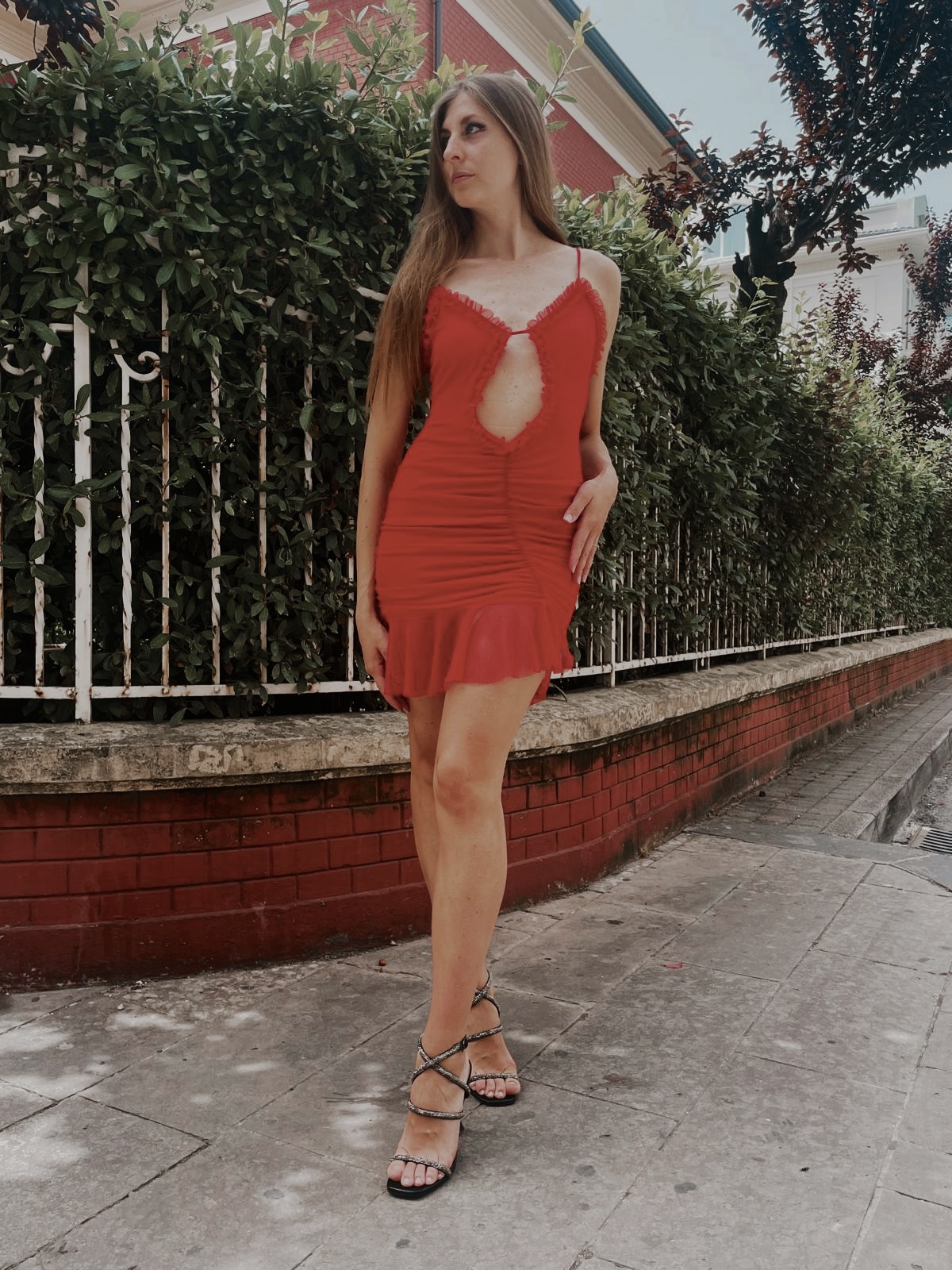 Abitino rosso con frappe e arricciature cut out