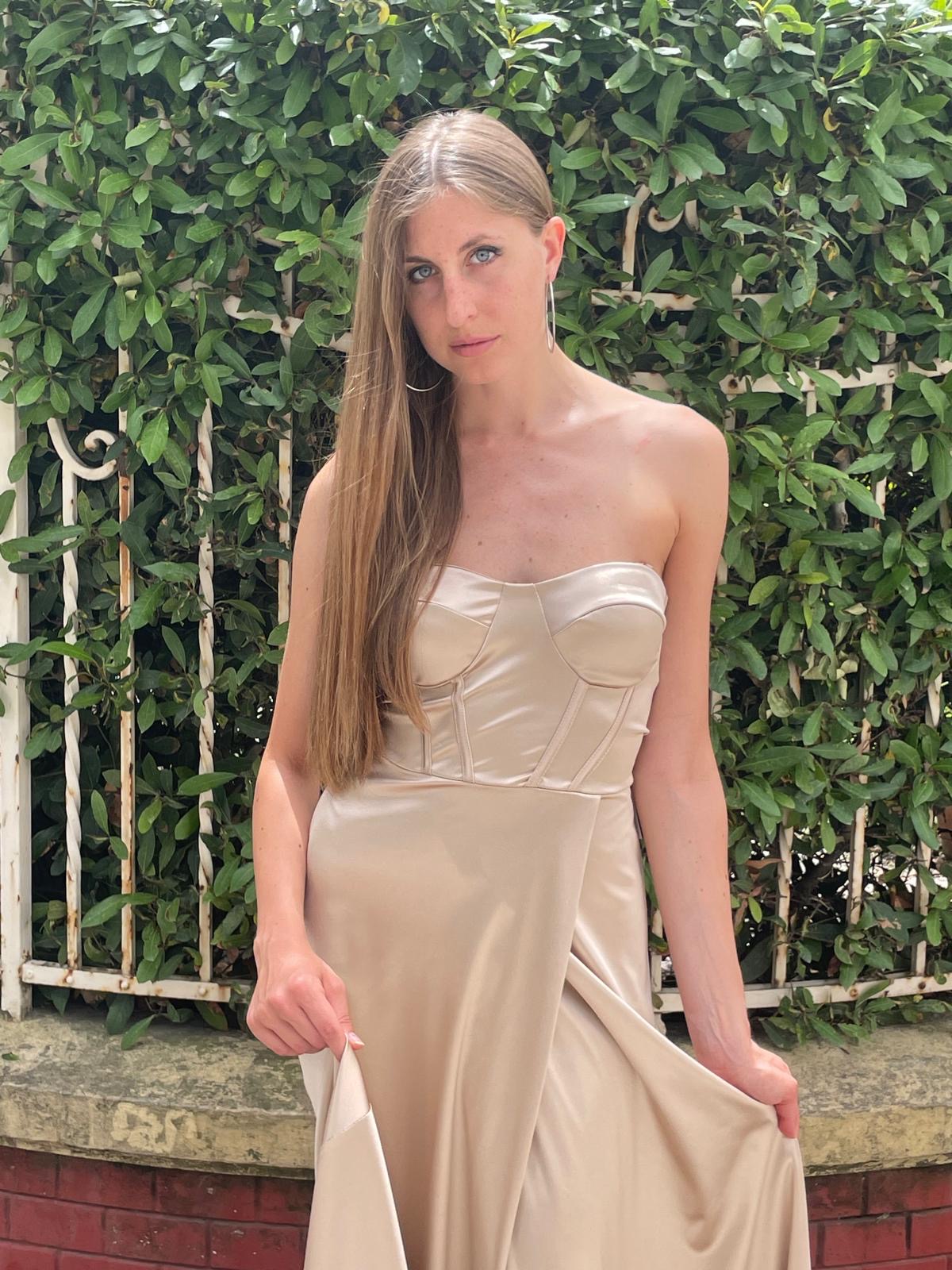 Abito oro effetto bustino con spacco e gonna ampia