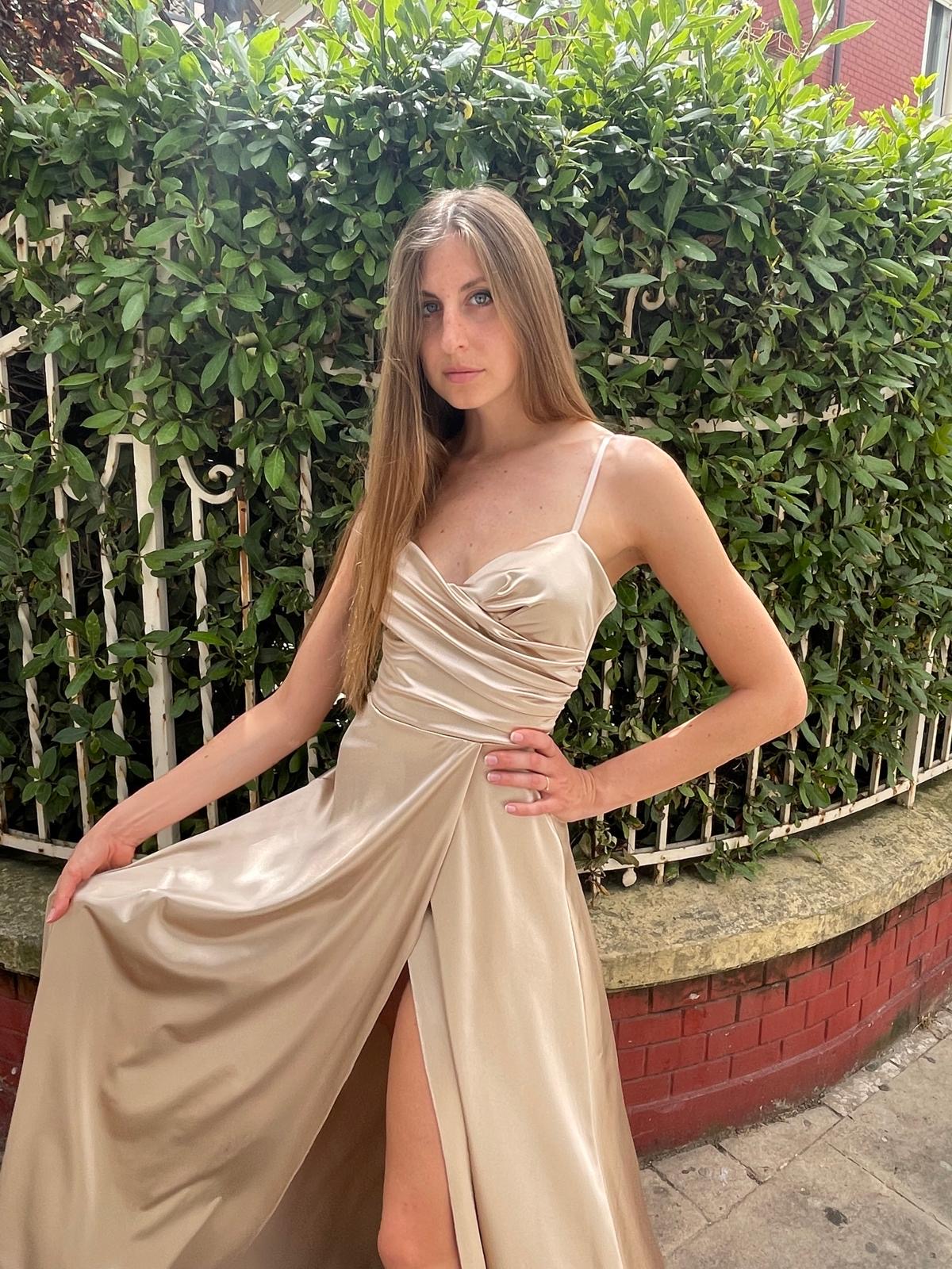 Abito lungo oro con bustino drappeggiato e gonna ampia