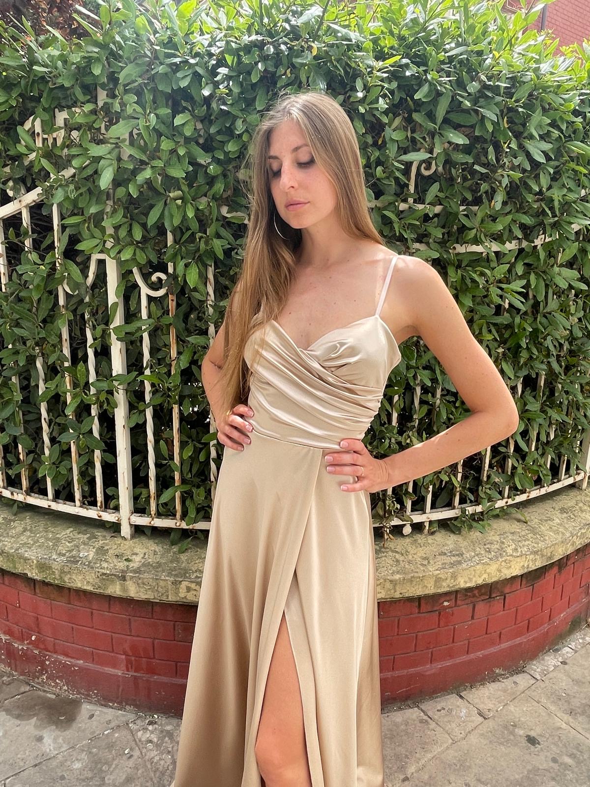 Abito lungo oro con bustino drappeggiato e gonna ampia