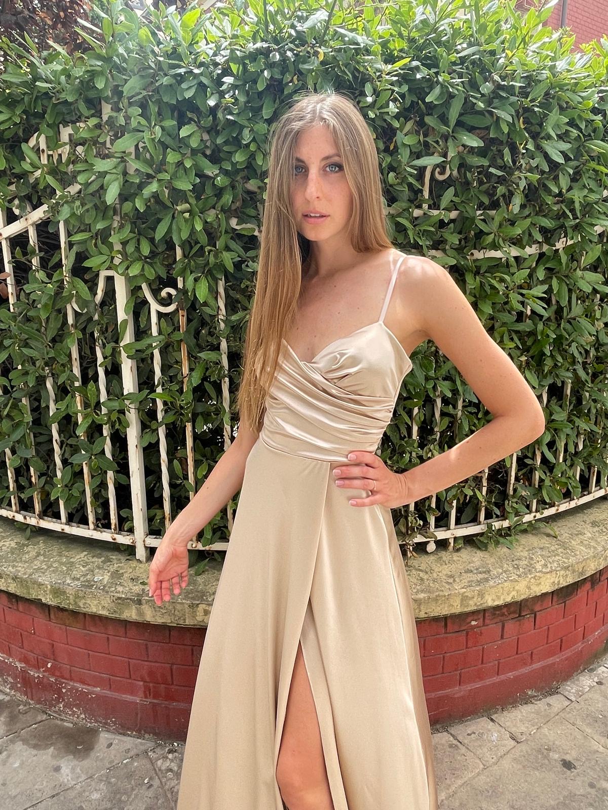 Abito lungo oro con bustino drappeggiato e gonna ampia