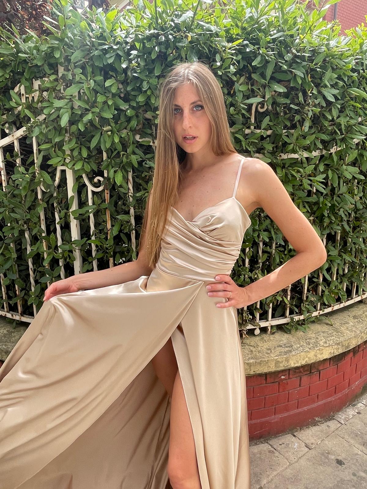 Abito lungo oro con bustino drappeggiato e gonna ampia