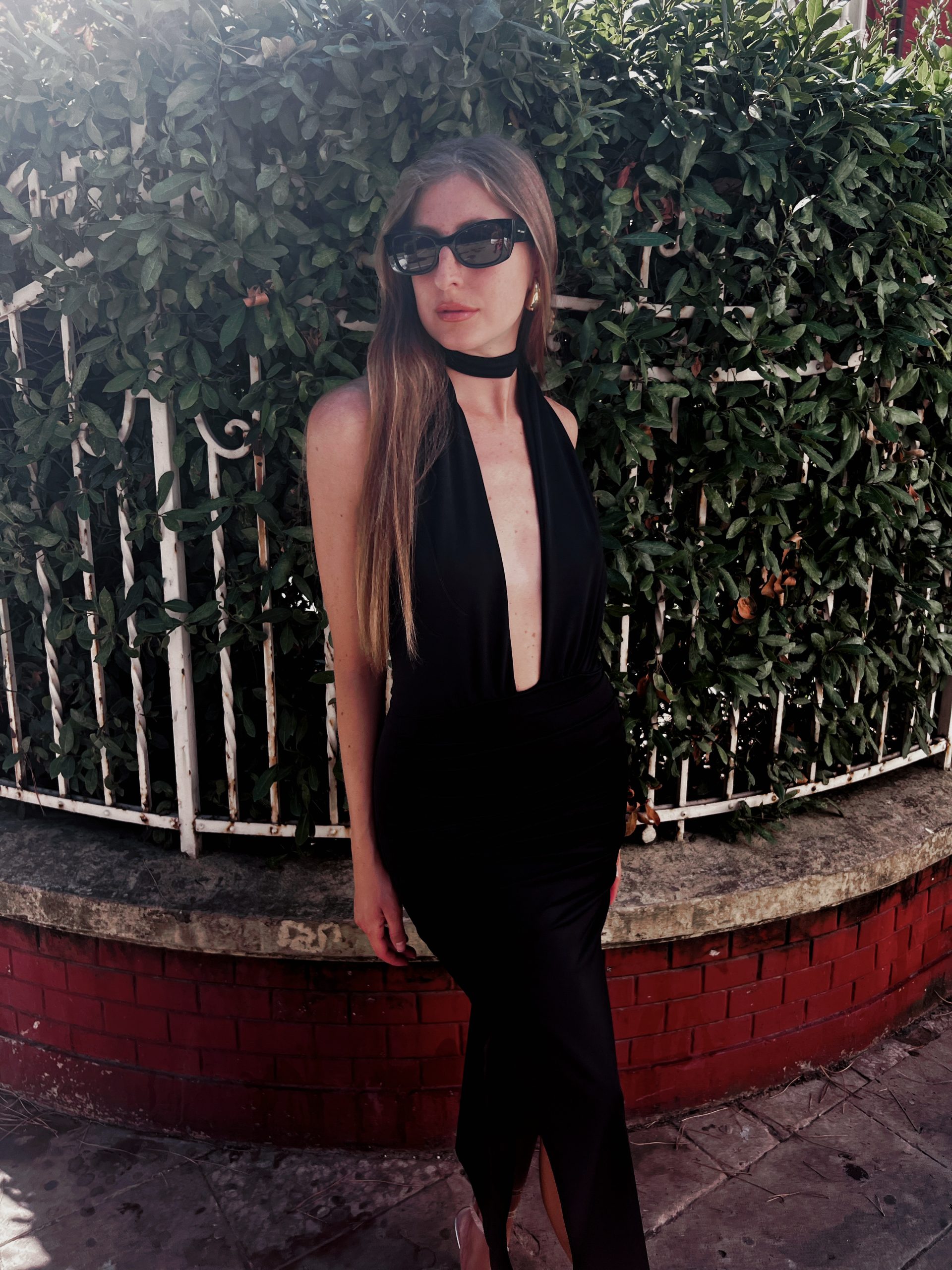 Abito lungo nero con scollo profondo effetto choker