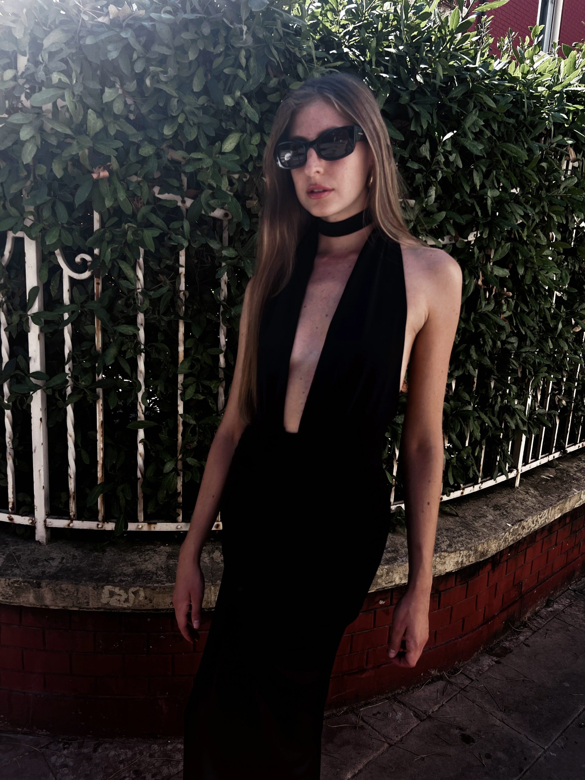 Abito lungo nero con scollo profondo effetto choker