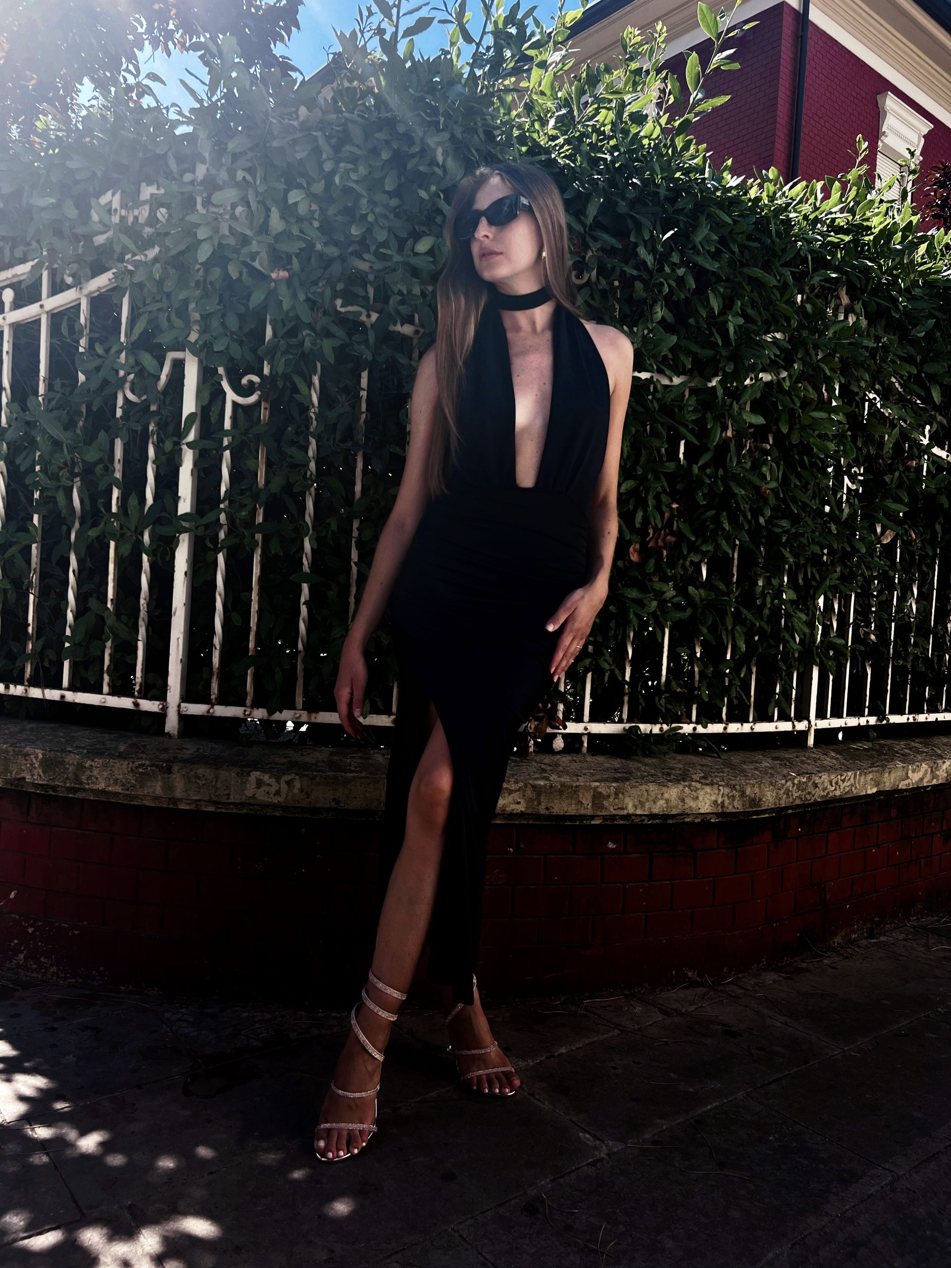 Abito lungo nero con scollo profondo effetto choker