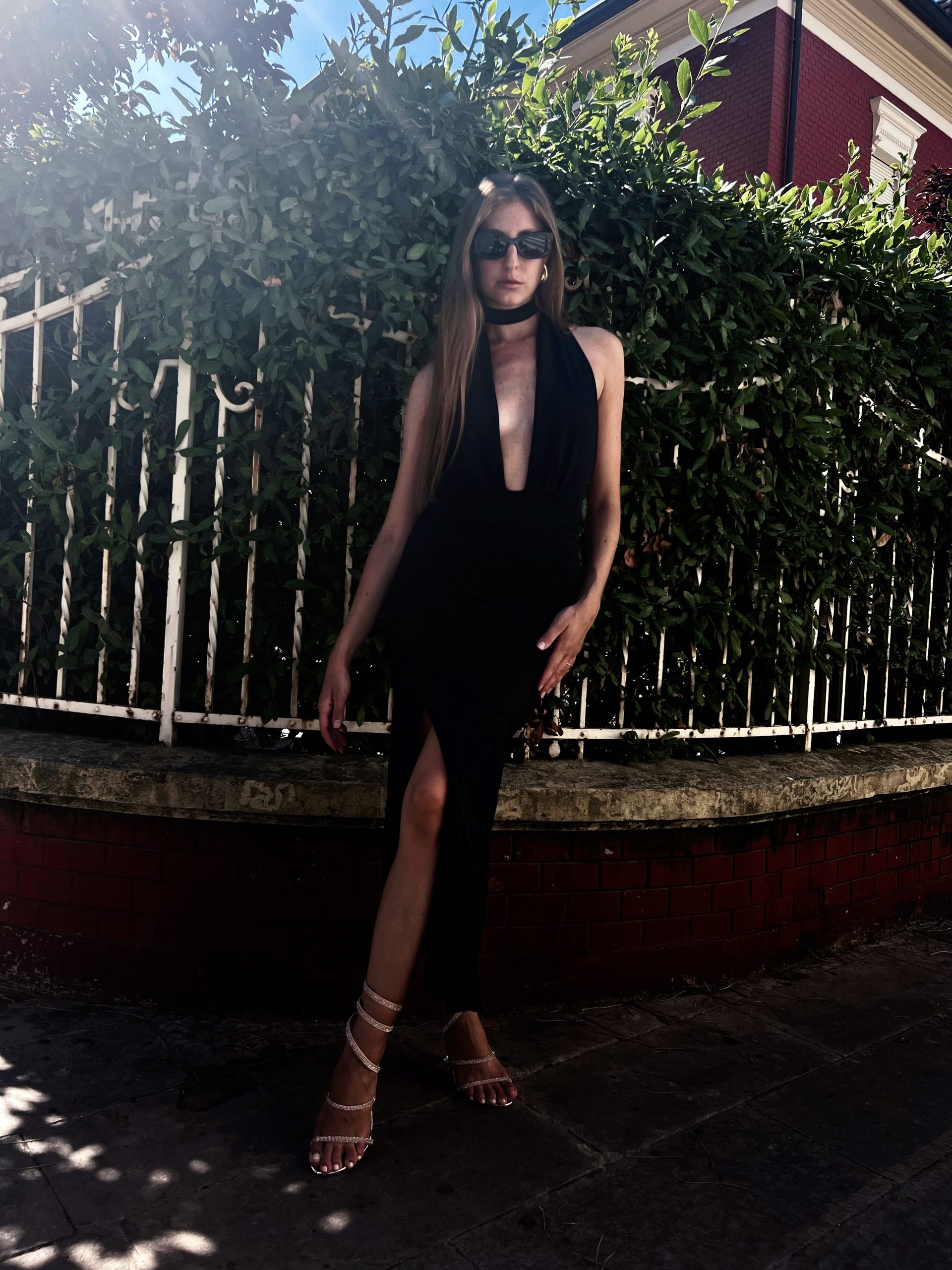 Abito lungo nero con scollo profondo effetto choker