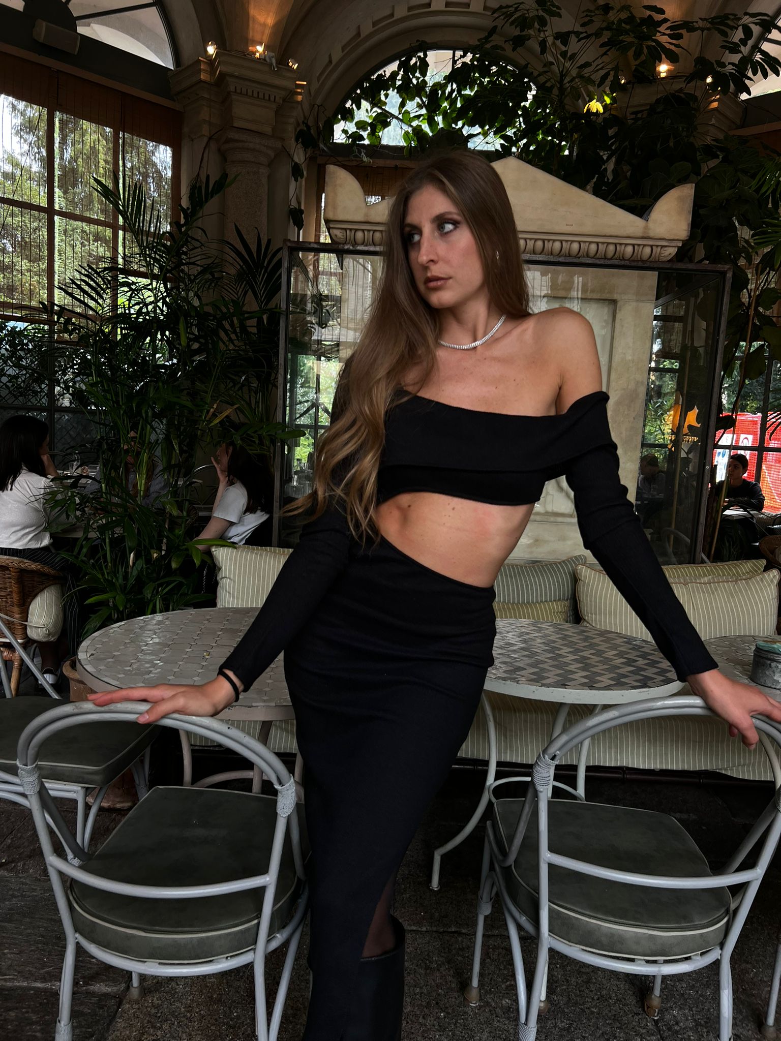 Abito lungo nero cut out con scollo a barchetta tessuto a costine