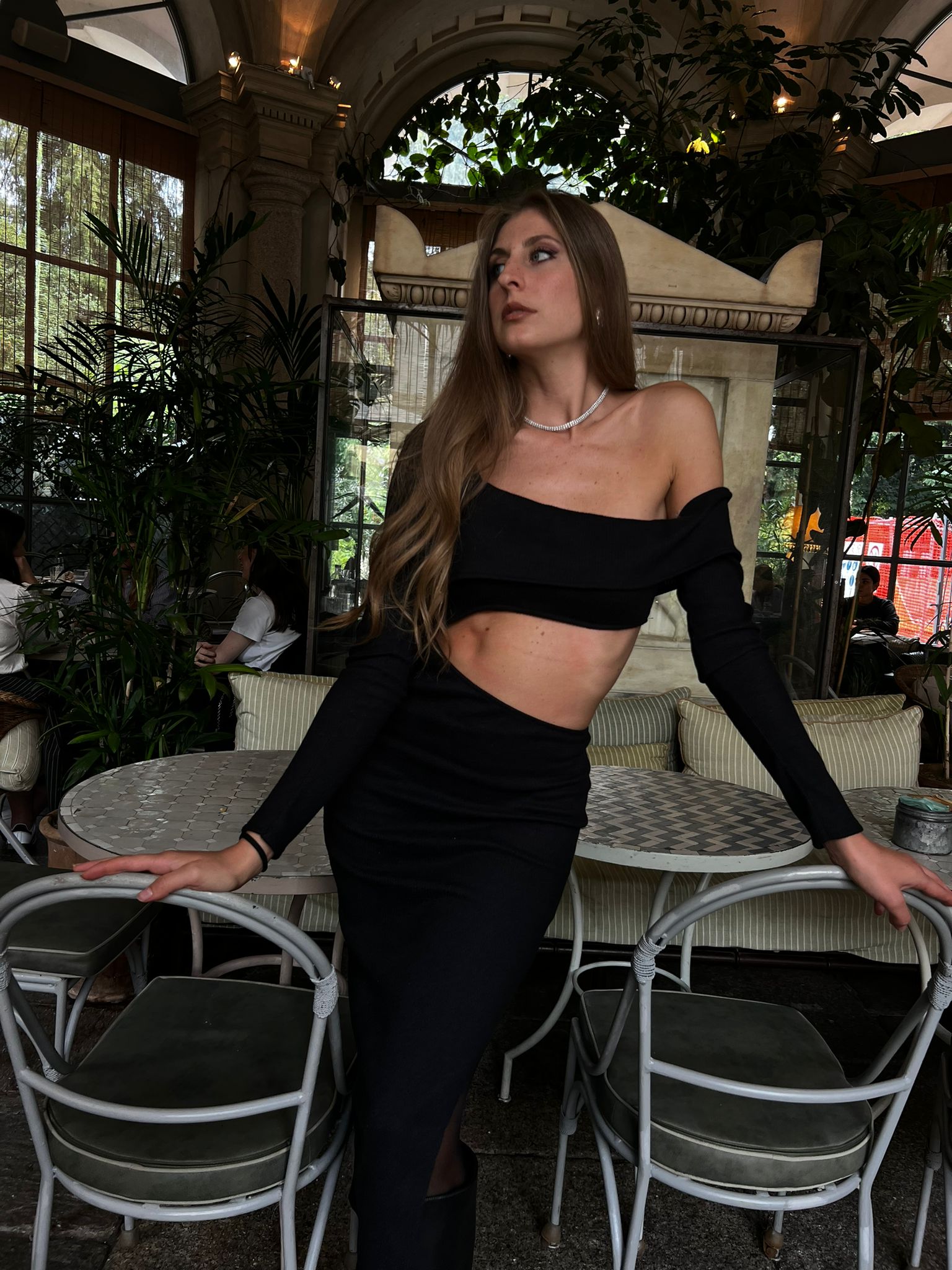 Abito lungo nero cut out con scollo a barchetta tessuto a costine