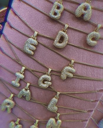 Collana con ciondolo a lettera color oro con strass