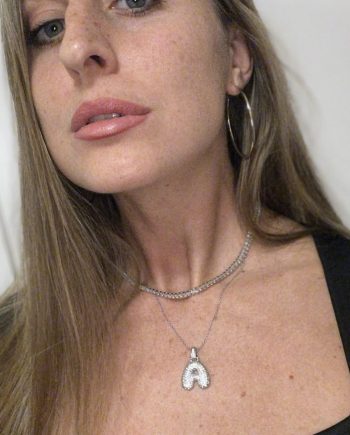 Collana con ciondolo a lettera color argento con strass